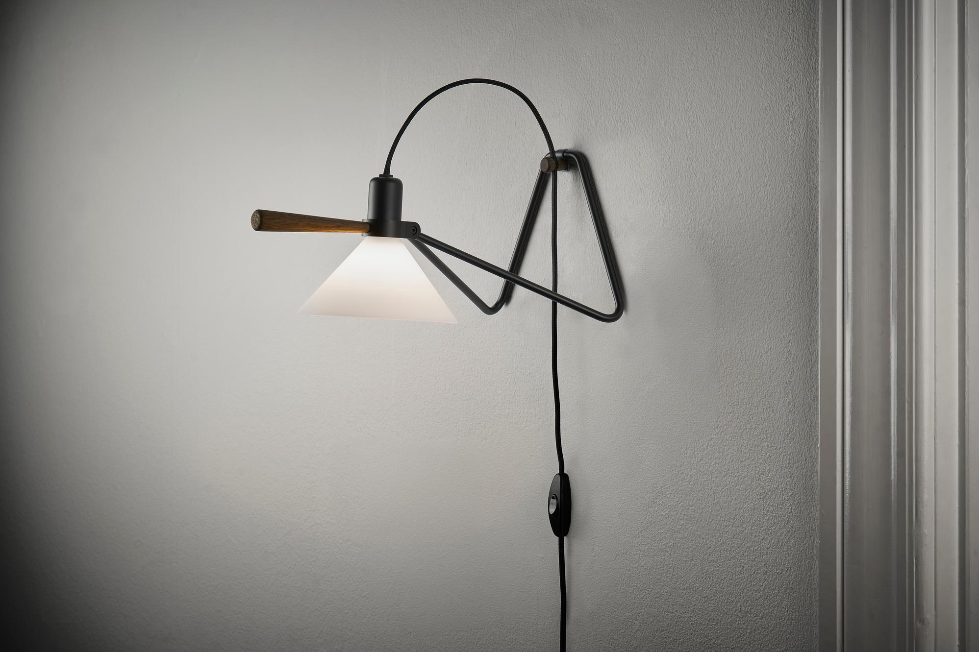 LE KLINT Spot Black - En unik væg/bordlampe