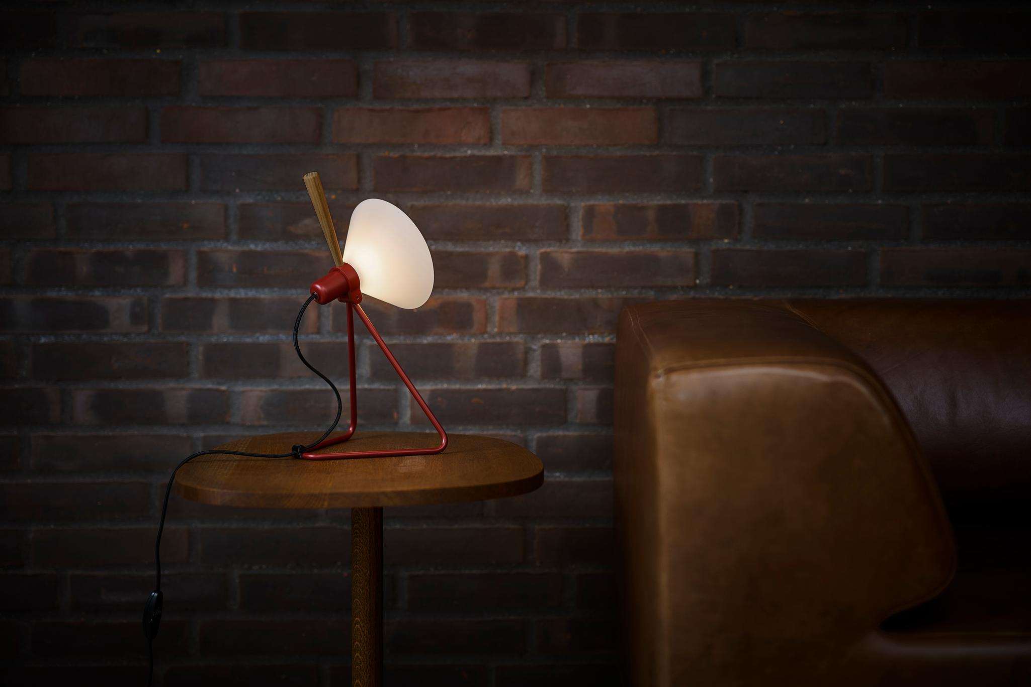 Masser af lys i den lille LE KLINT Spot Oxide Red bordlampe