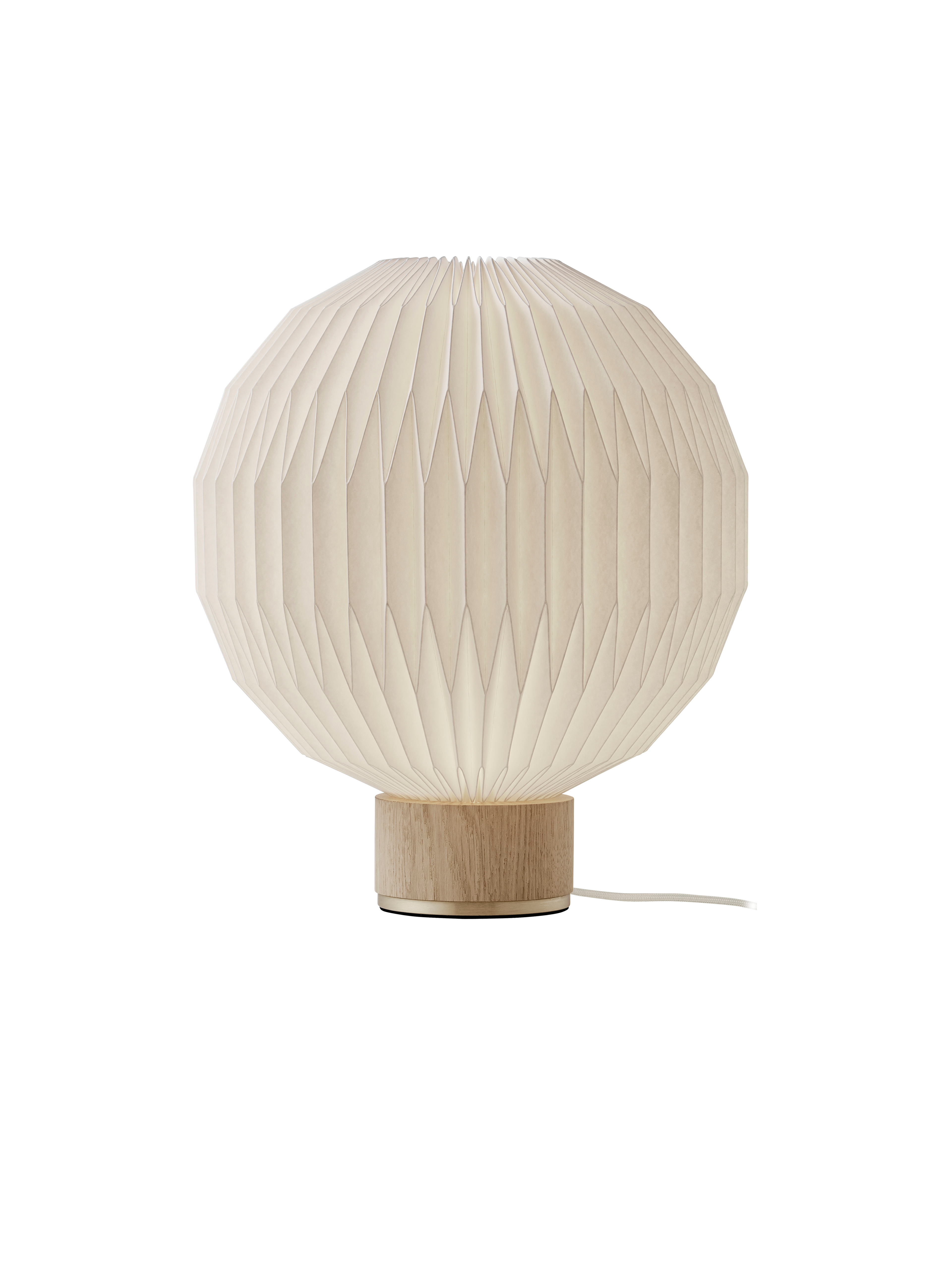 Tændt LE KLINT Model 375 medium bordlampe i lys eg m. plastskærm