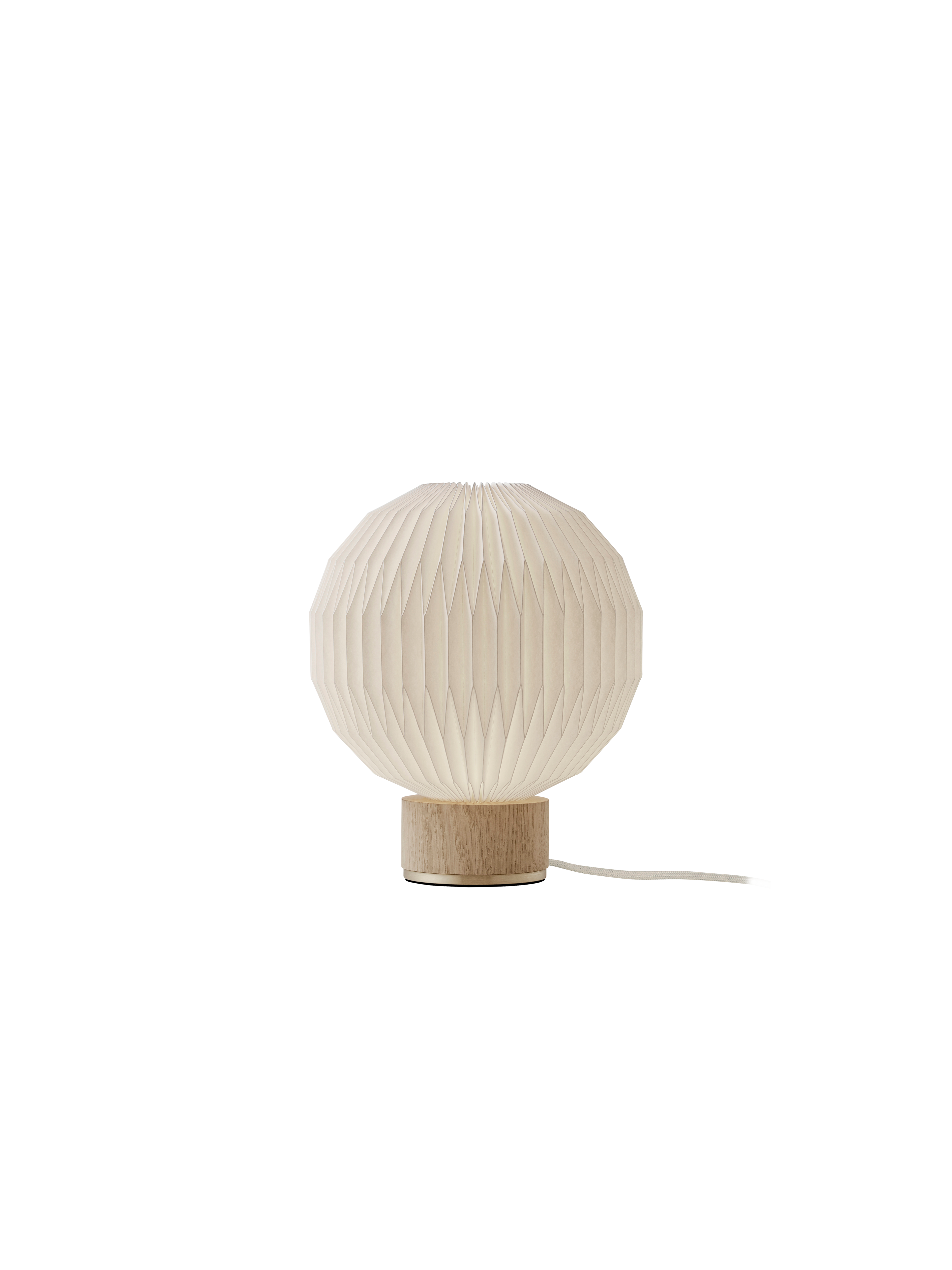 Tændt LE KLINT Model 375 x-small bordlampe i lys eg m. plastskærm