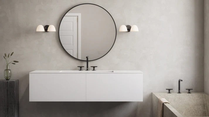 Den unikke og elegante designet Fuse Double Væglampe hængt op i badeværelset for dens unikke lyskvalitet