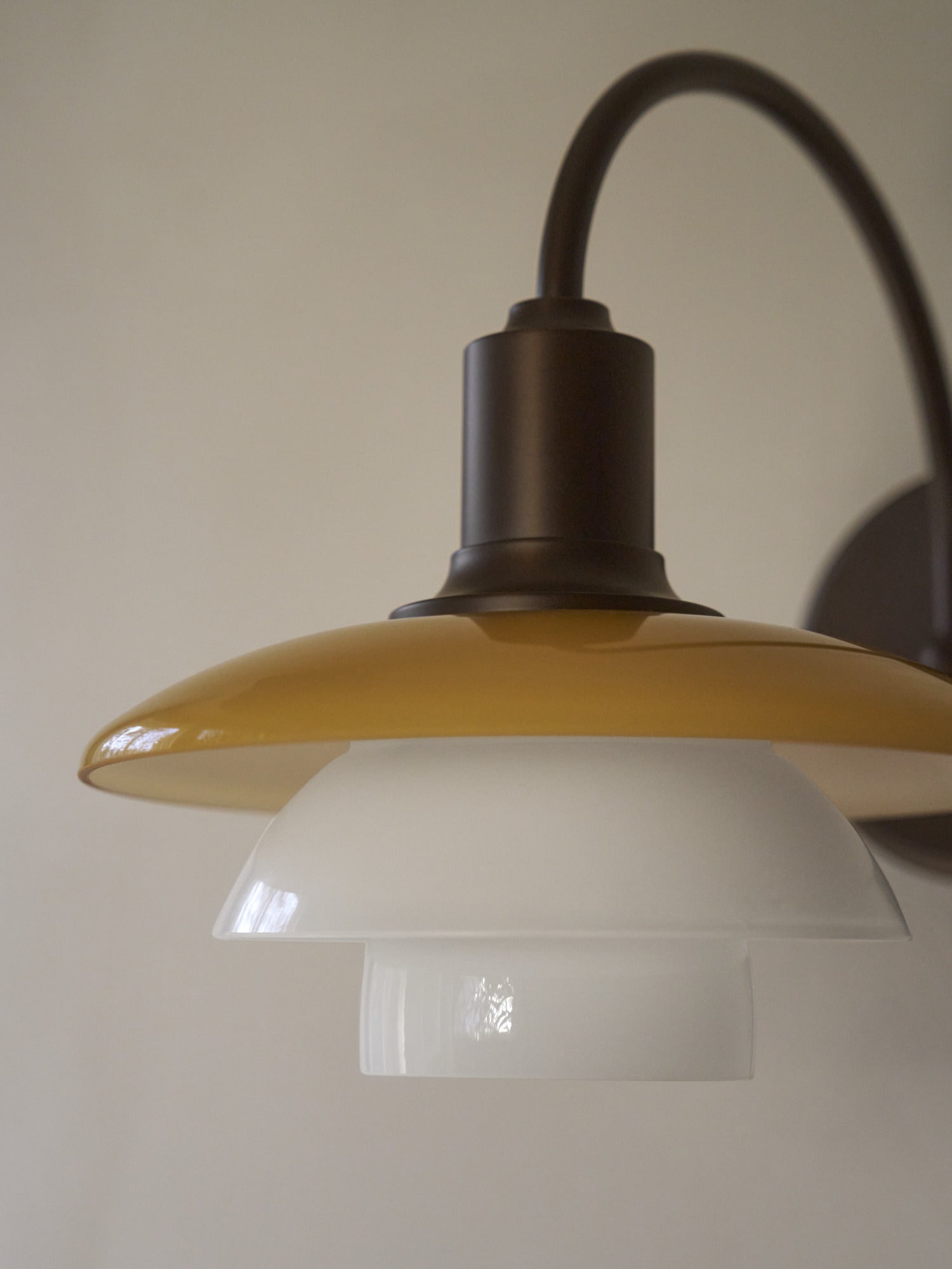 PH 2/2 Centenary Edition Amber/Opal White væglampe m/ ledning m/ afbryder slukket i stuen