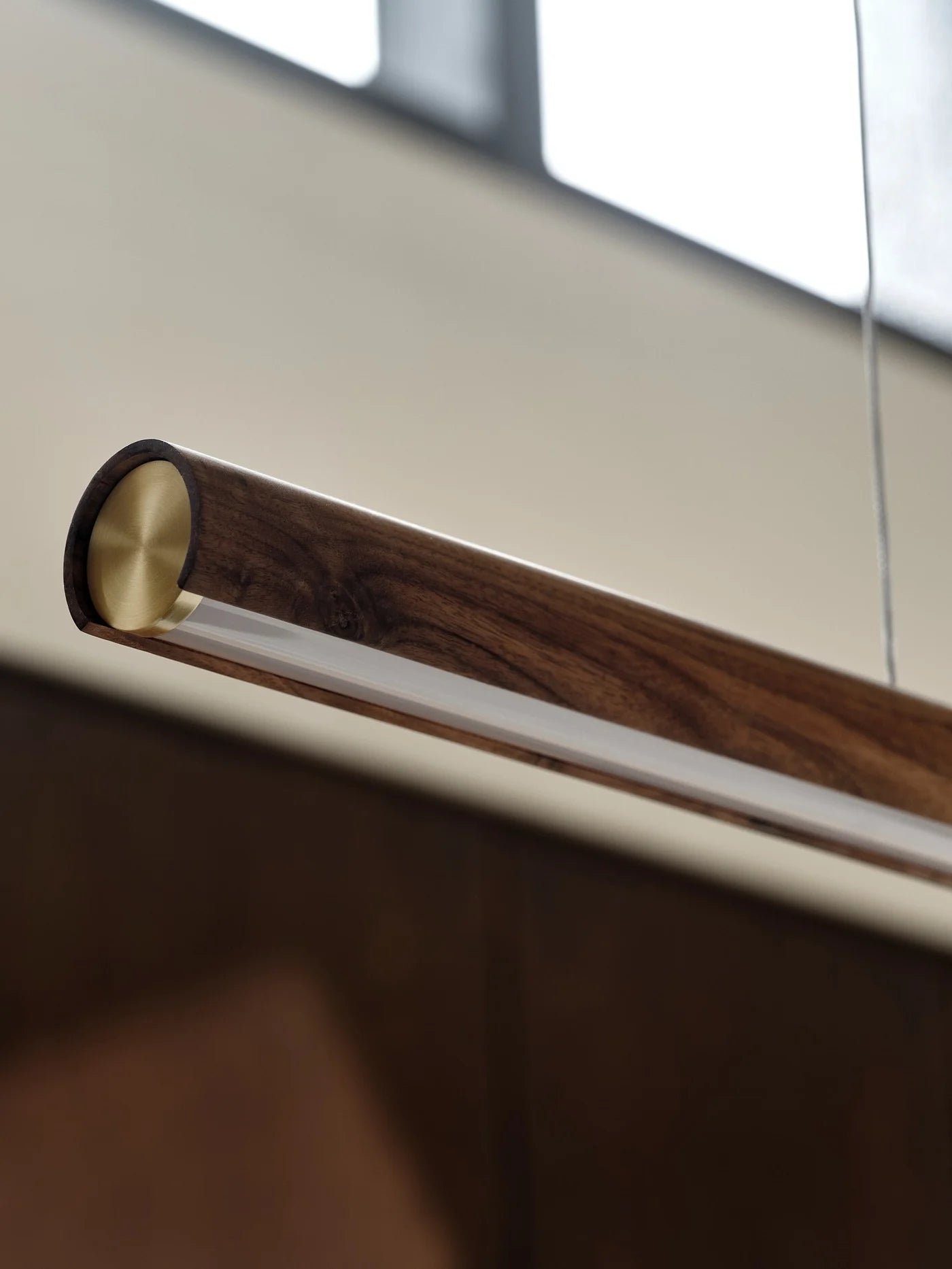 Zoomet helt ind på den unikke designet Akeno Pendel i Brun