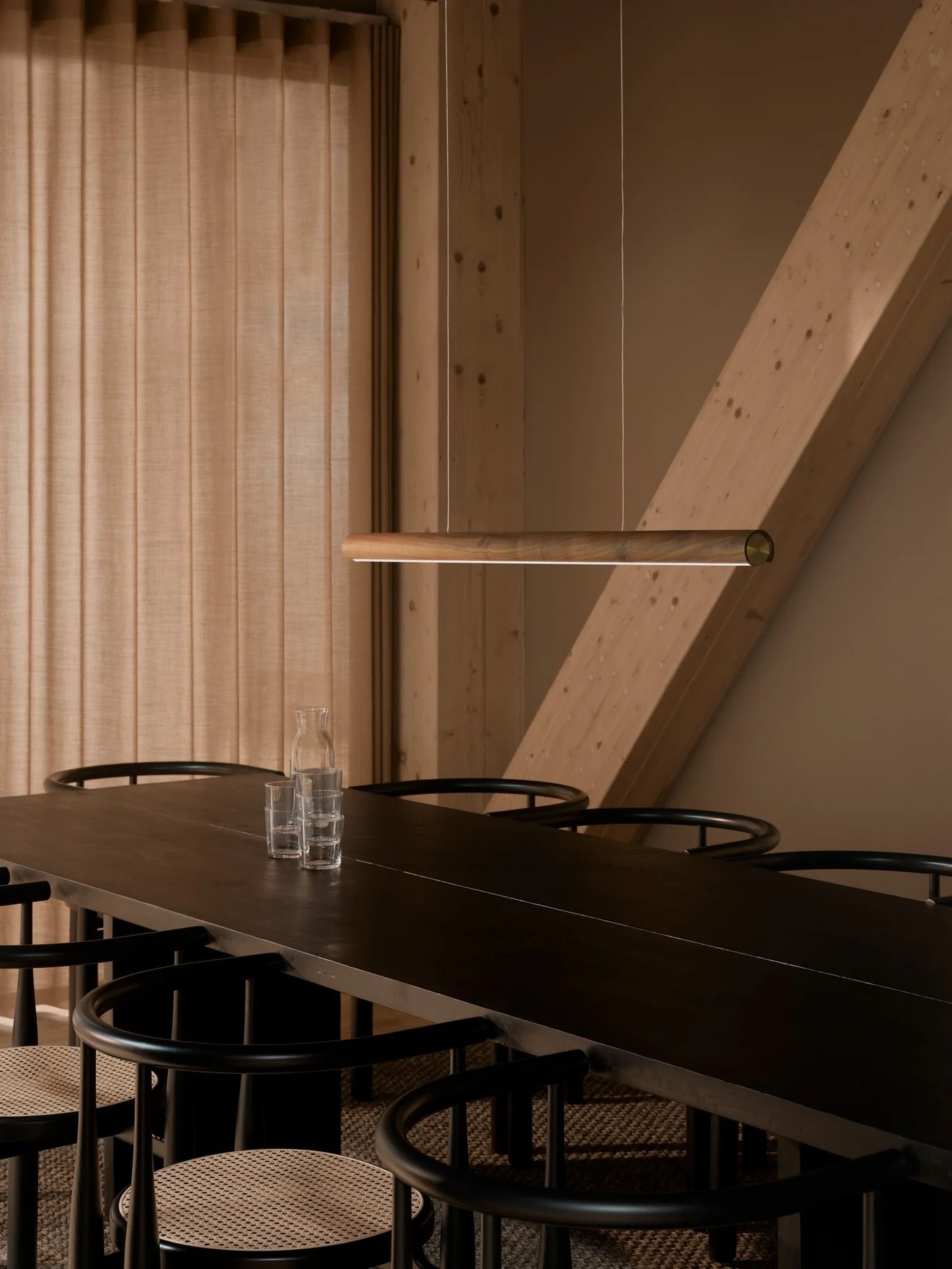 Den elegante designet Akeno Pendel i Brun placeret over spisebordet for dens behagelige belysning