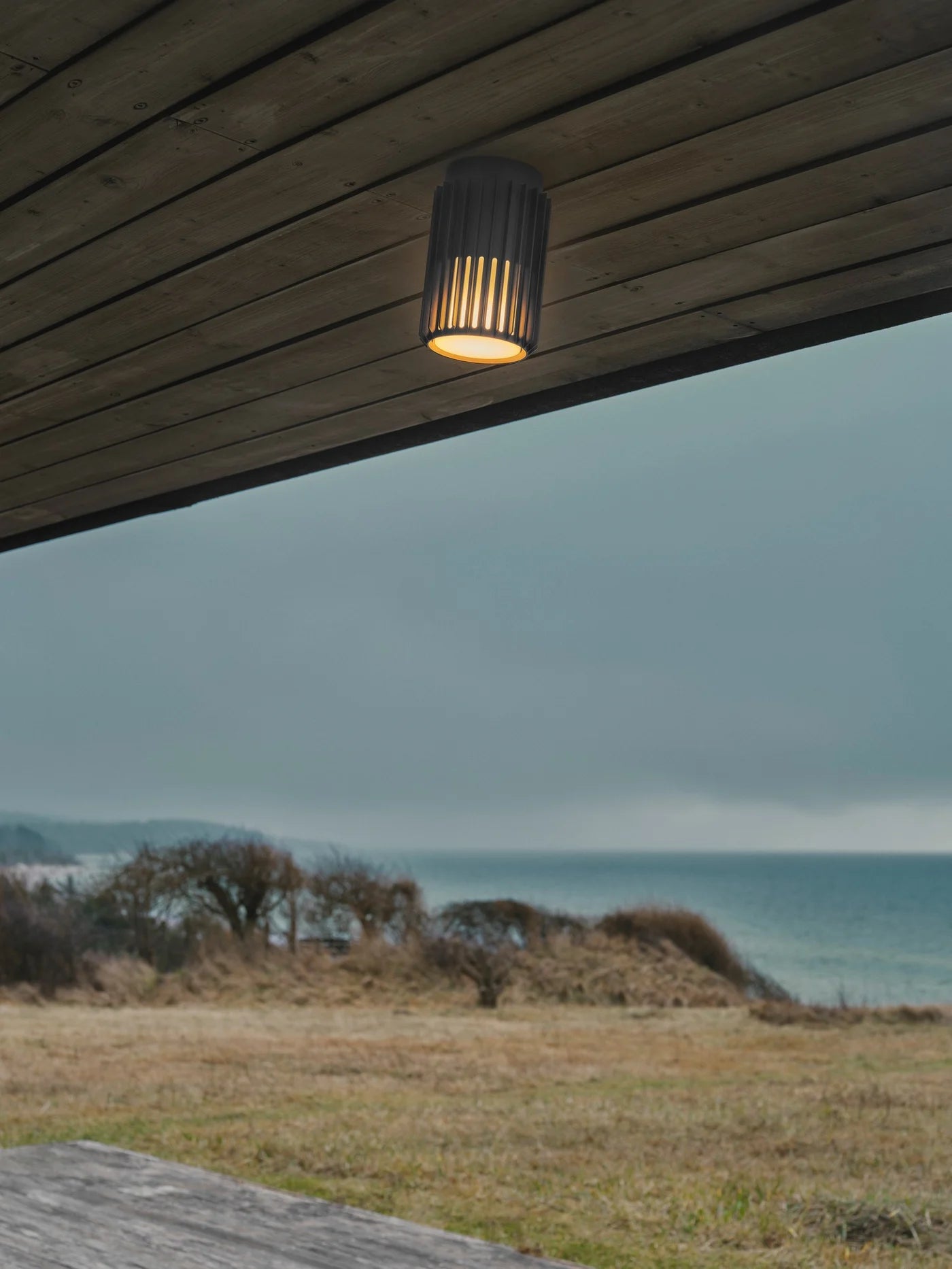 Hygge udenfor med bunden af Nordlux Aludra Seaside Loftslampe