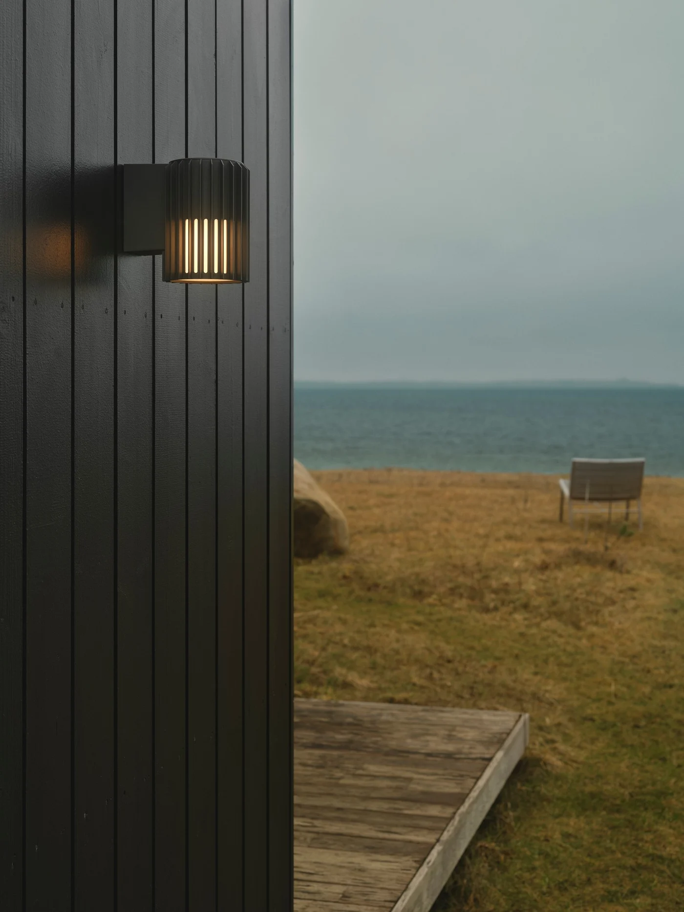 Nordlux Aludra Seaside Væglampe Antracit ved vesterhavet