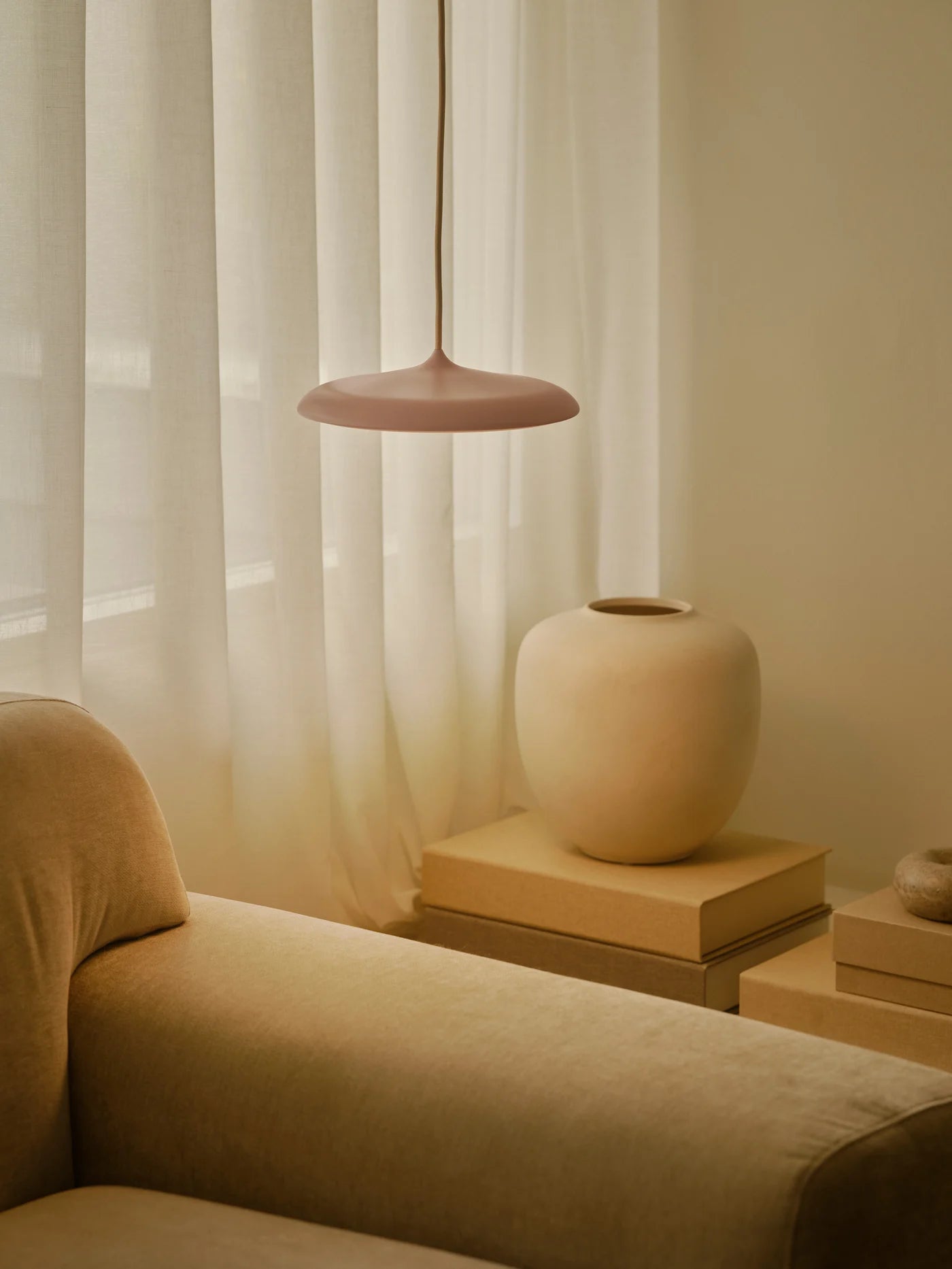 Nordlux Artist 25 Pendel Dusty rose hængt op i stuen ved siden af sofaen