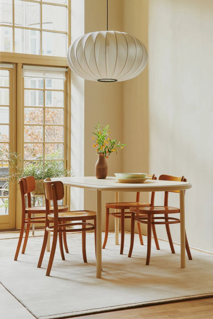 Knit-Wit familien Ø57 Oval Pendel med dens æstetiske og unikke design hængt op over spisebordet