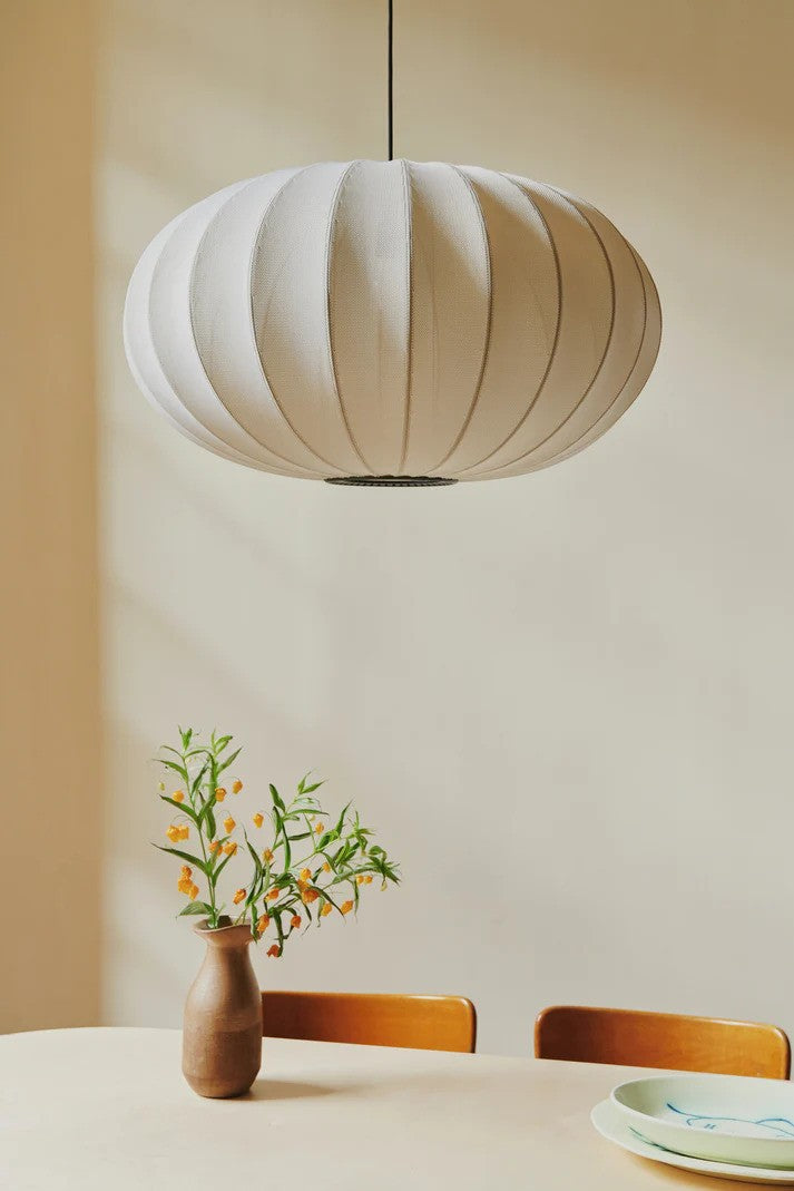 Den elegante Knit-Wit Ø76 Oval Pendel hængt op over spisebordet for dens unikke design