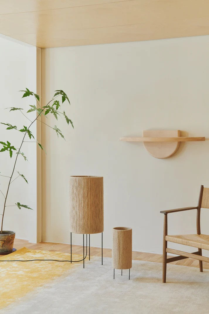Den unikke og elegante designet Ro Ø30 Gulvlampe i Jute placeret i stuen for dens hyggelige belysning