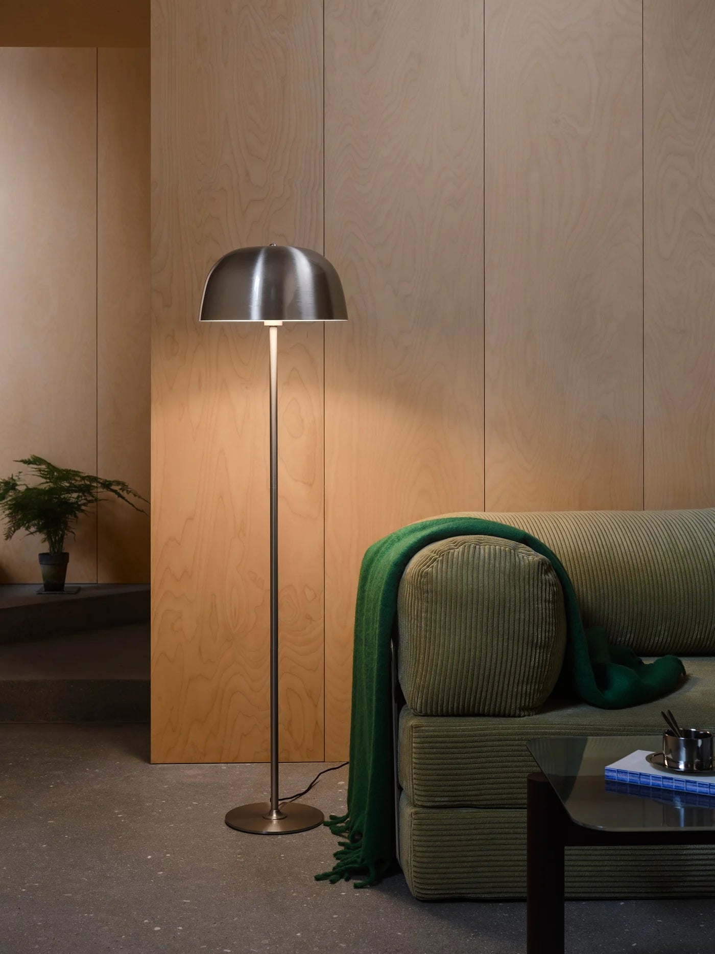 Den elegante Cera Gulvlampe i Børstet Stål placeret i stuen for dens behagelige belysning