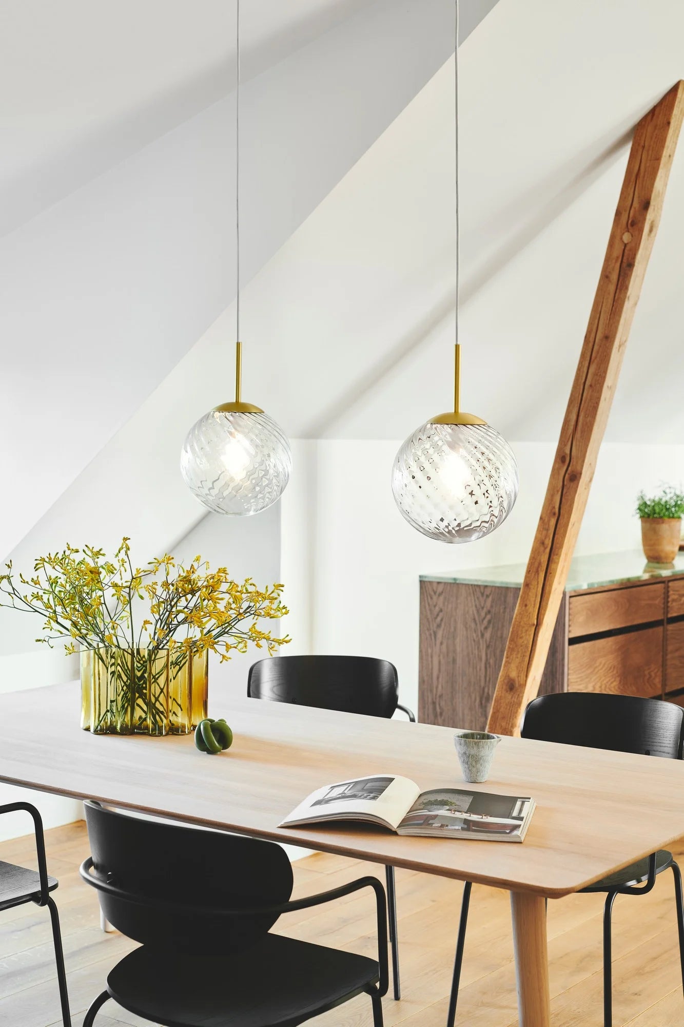 Nordlux Chisell 25 pendel i messing duo over spisebord