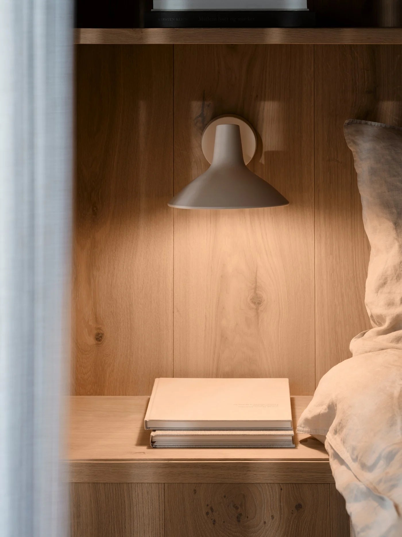 Zoomet helt ind på den unikke Darci Short Væglampe i Sandfarvet