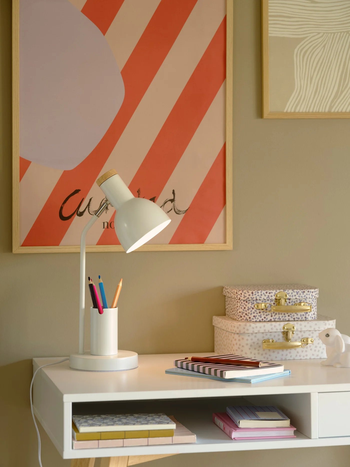 Nordlux Devone Table Lamp i White placeret på skrivebordet