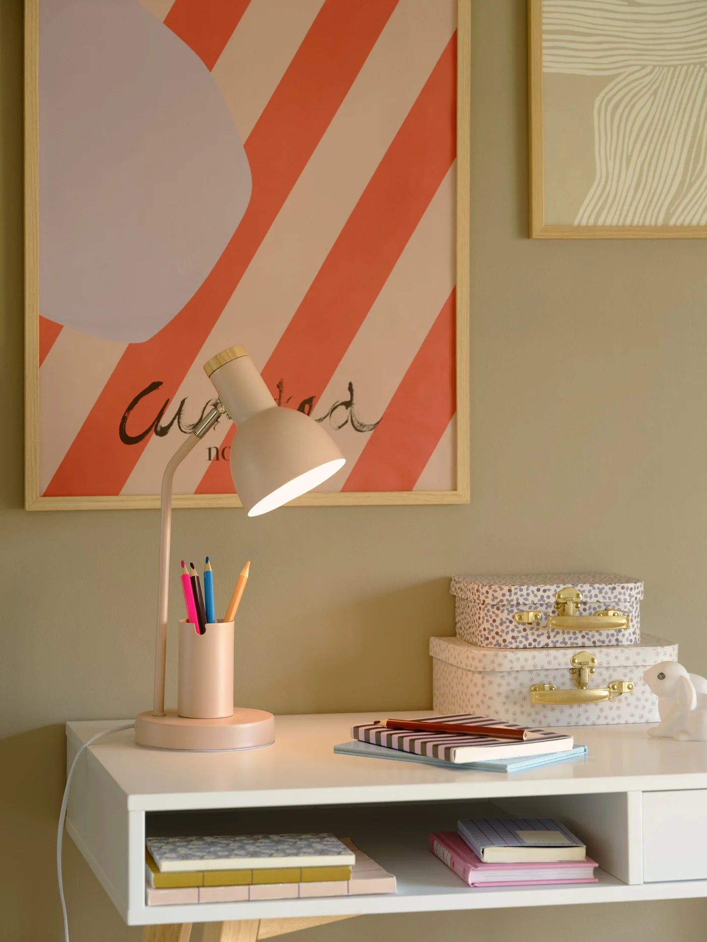 Nordlux Devone Table Lamp i Dusty Rose på skrivebordet