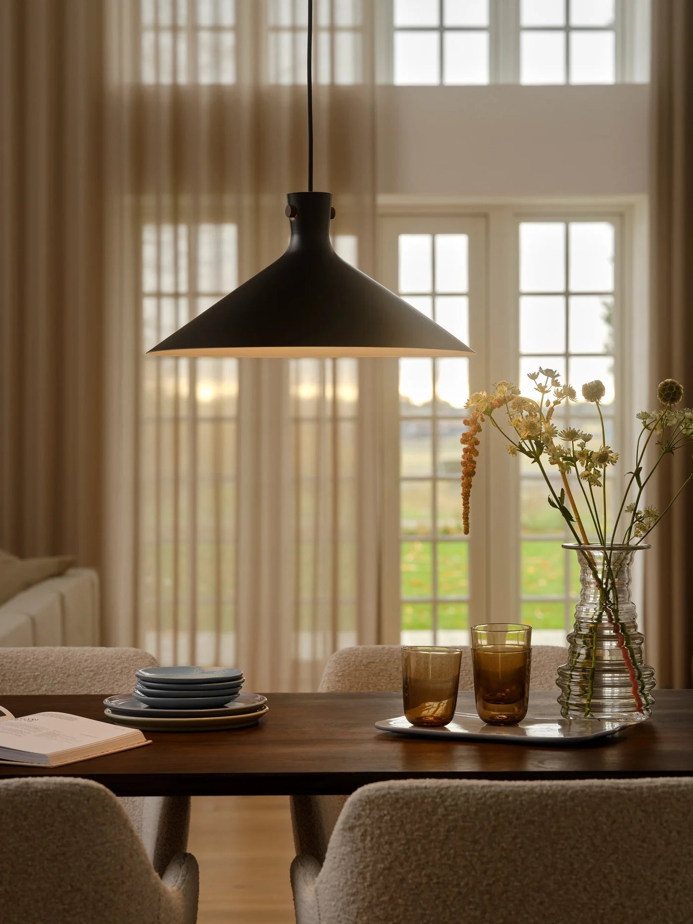 Nordlux Dorina Dorina Pendant Lamp i Sort sat op over spisebordet