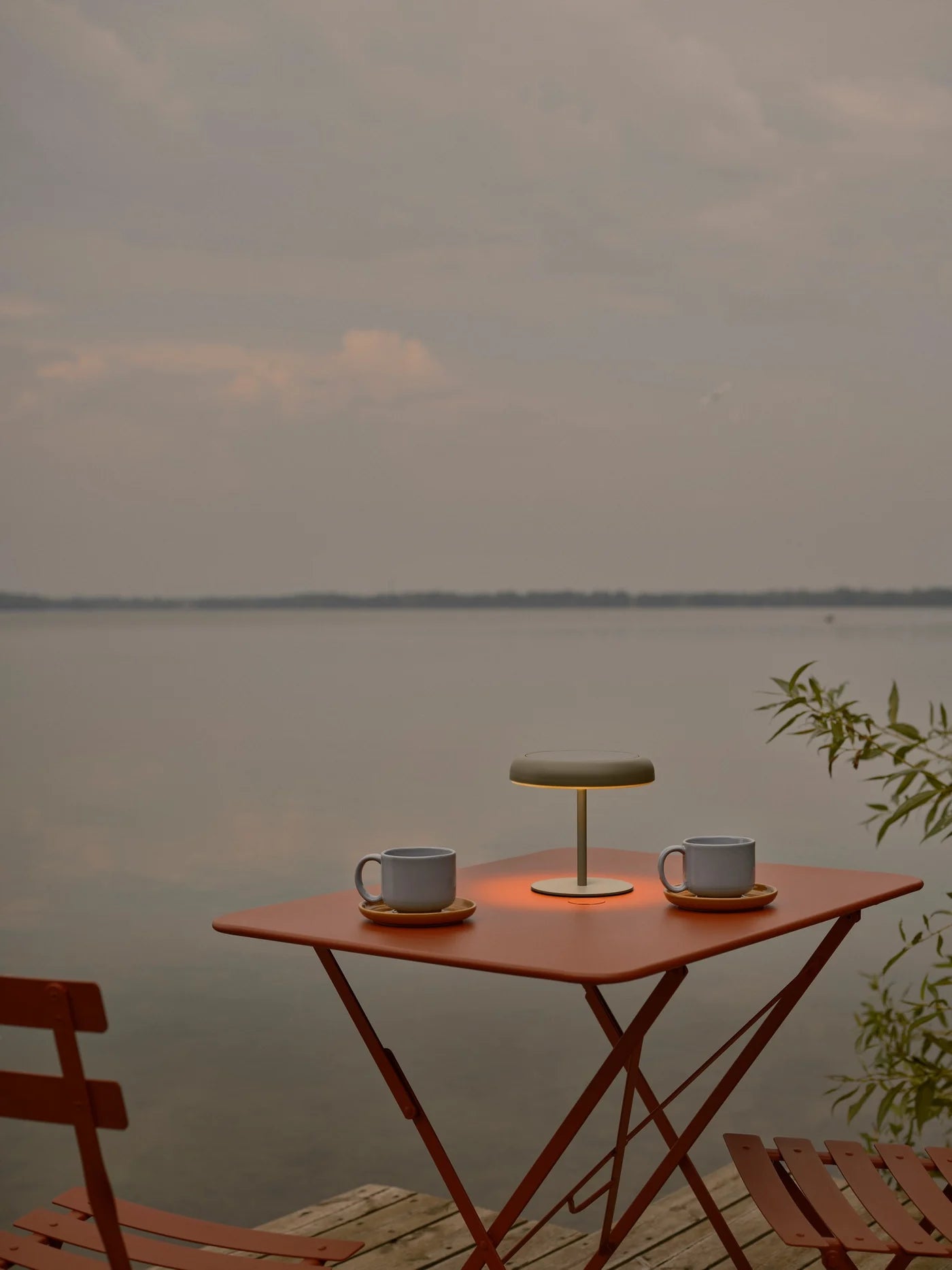 En stille kaffestund med Elmer Solar grøn batterilampe