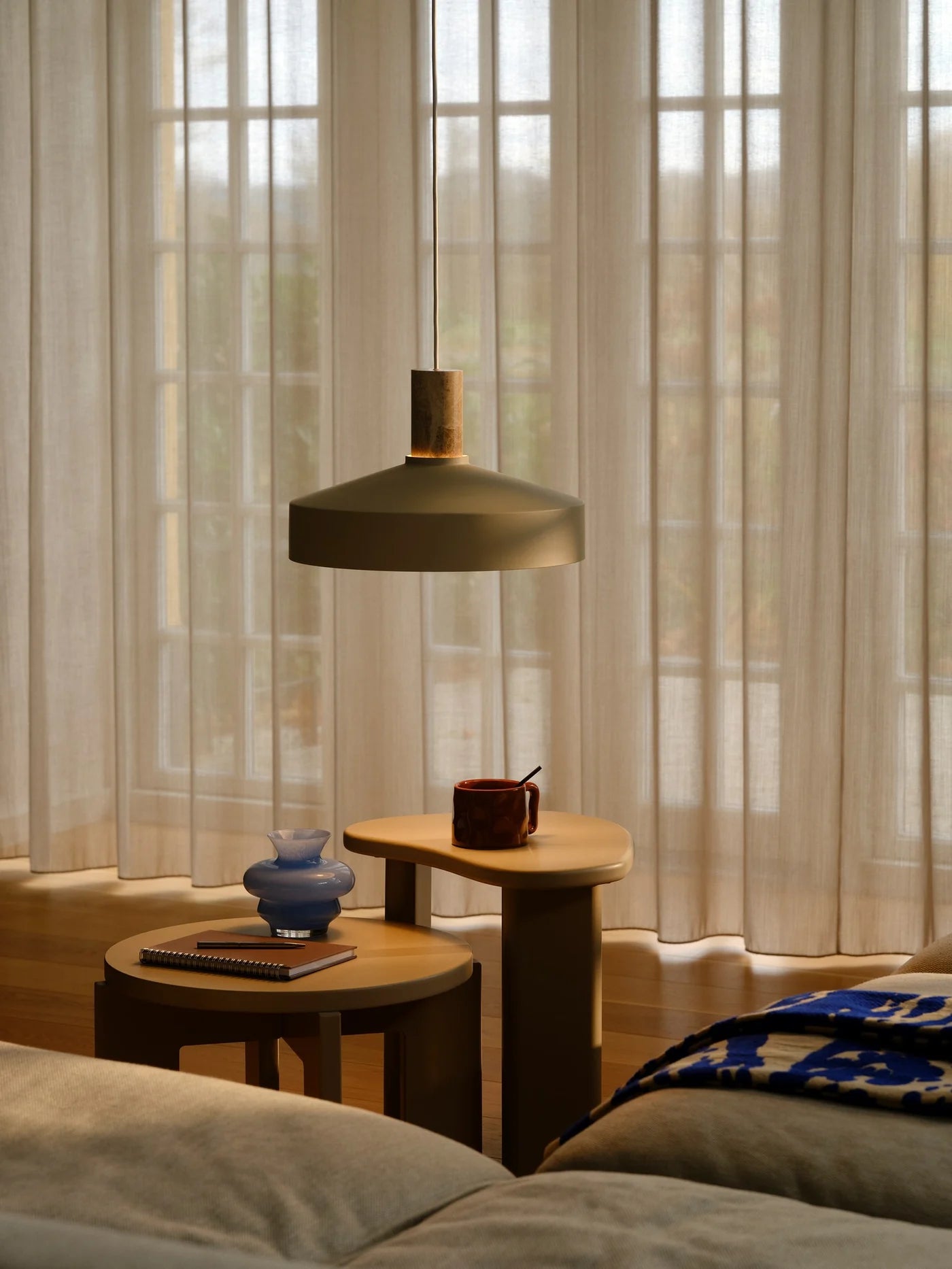 Nordlux Elvas Marble Pendant Lamp i Beige sat op i stuen