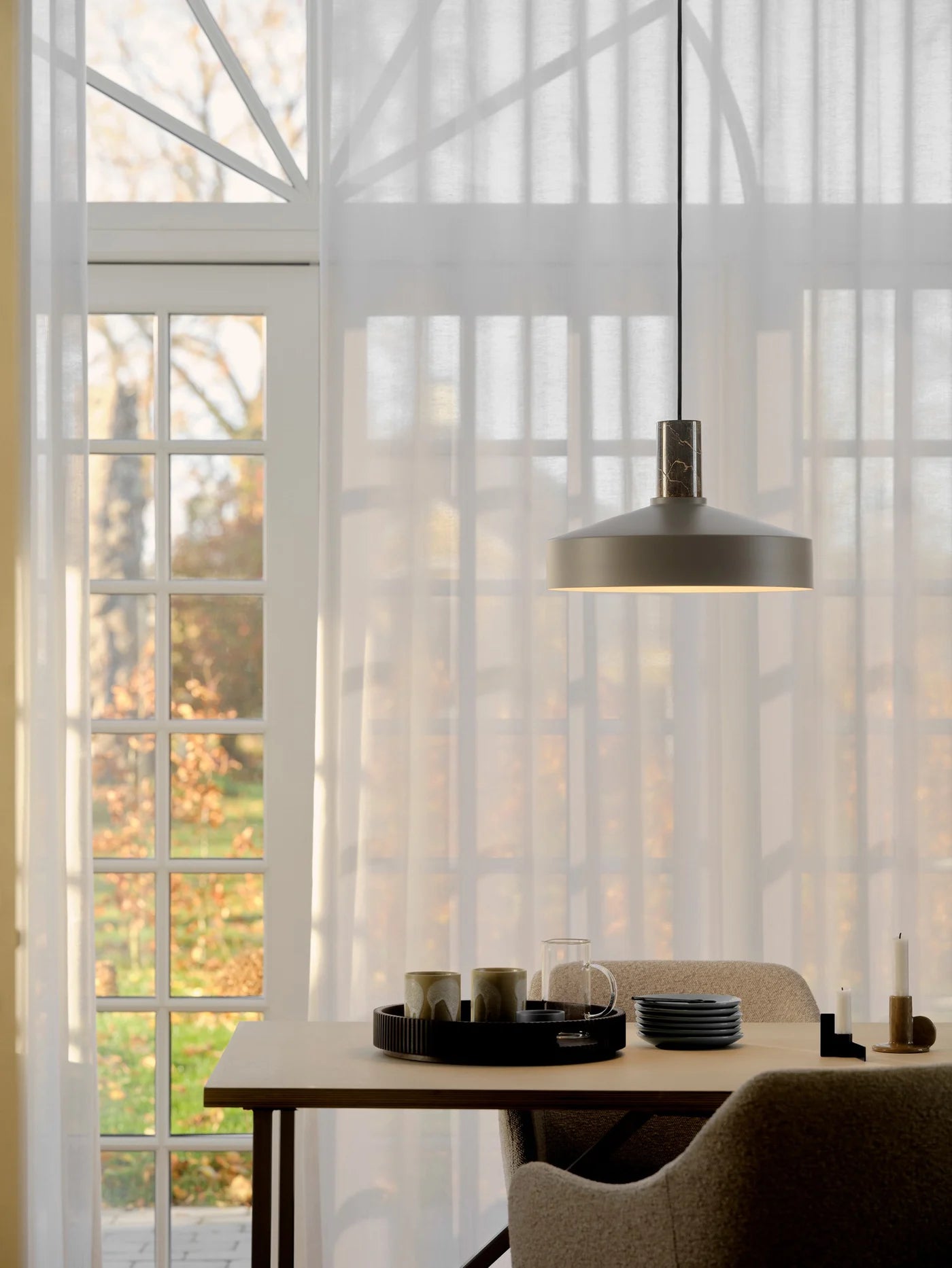 Nordlux Elvas Marble Pendant Lamp i Light Brown sat op over spisebordet