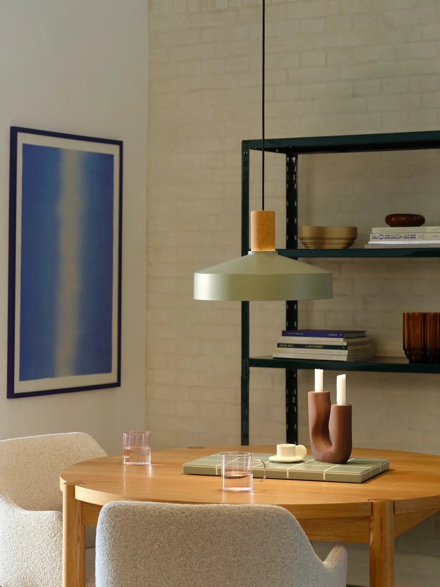 Nordlux Elvas Cork Pendant Lamp i Dusty Green sat op over spisebordet