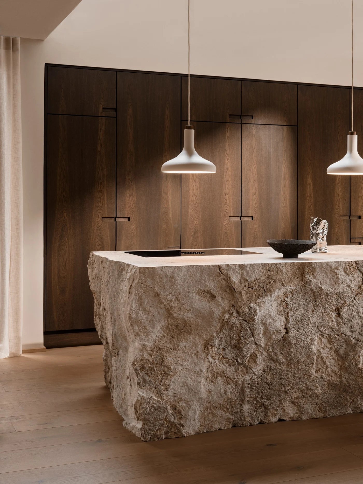 Den unikke designet Fuji Pendel i Beige hængt op over køkkenøen