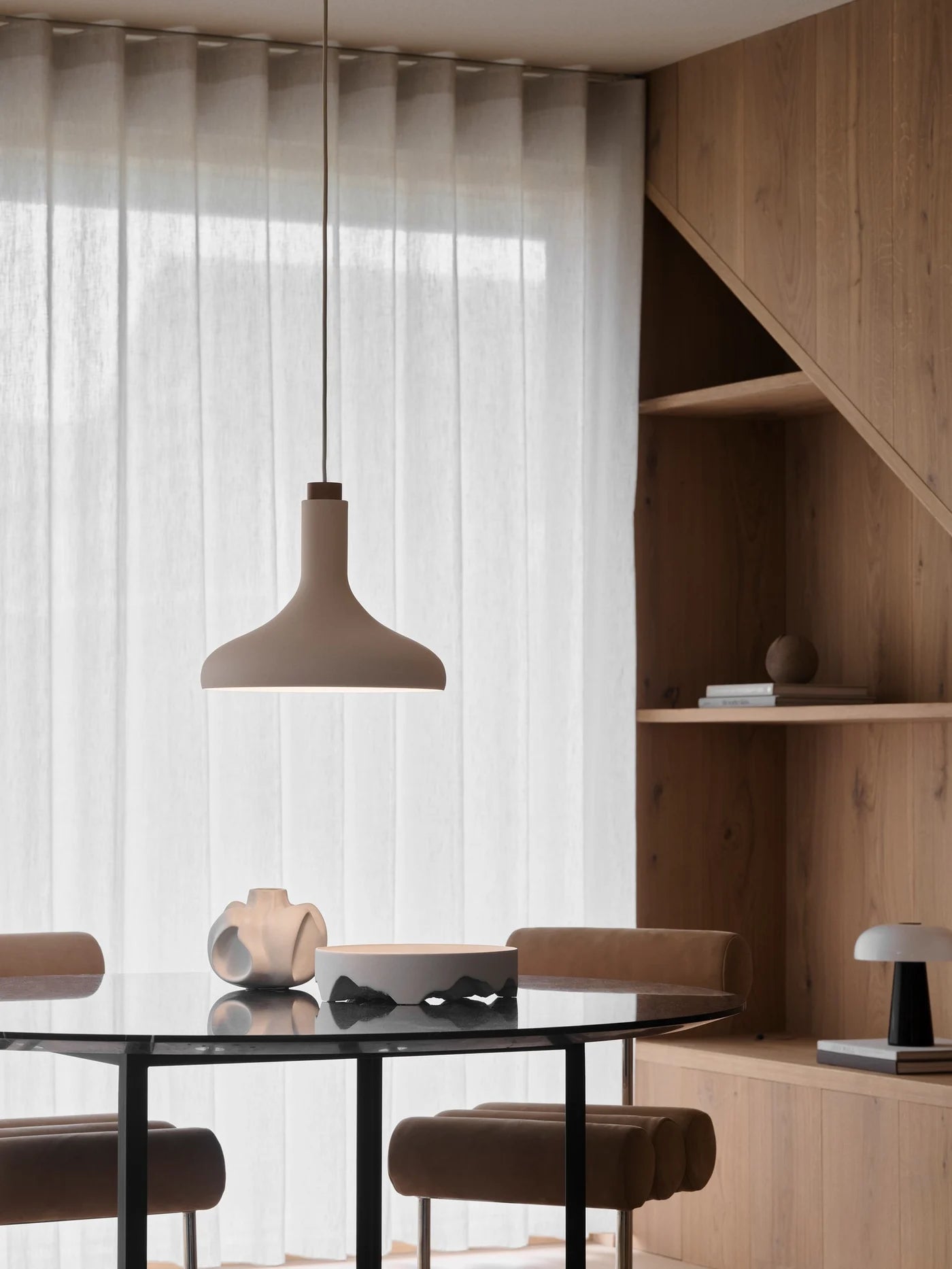 Den elegante designet Fuji Pendel i Beige hængt op over spisebordet for dens behagelige belysning