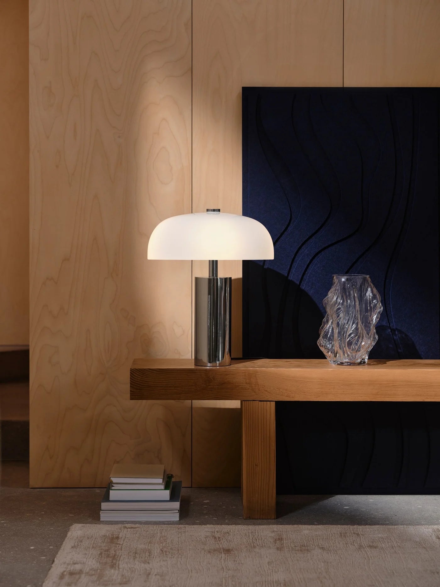 Den elegante designet Gabrielle Bordlampe i Krom placeret på bordet i stuen for dens behagelige belysning