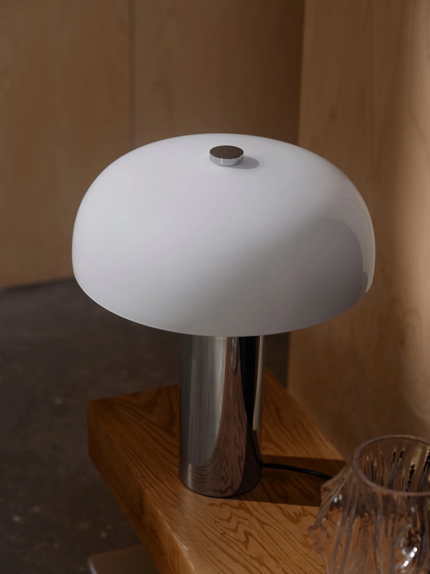 Zoomet helt ind på den unikke designet Gabrielle Bordlampe i Krom