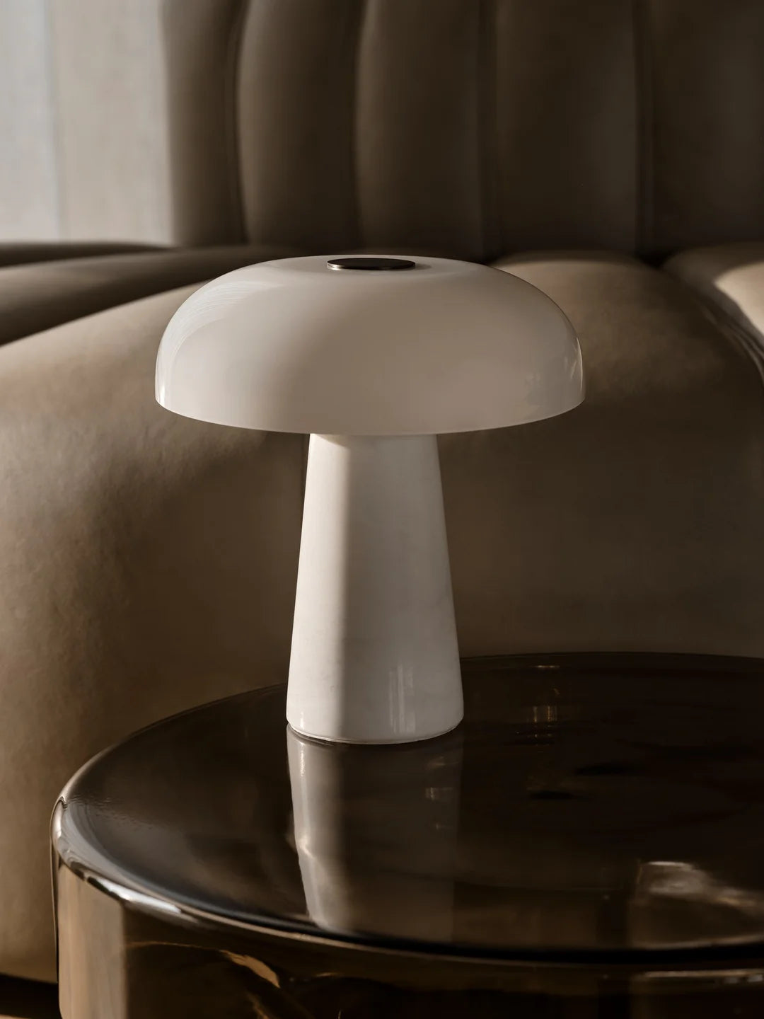 Glossy Mini Portable Bordlampe Hvid lukket ved læsekrog