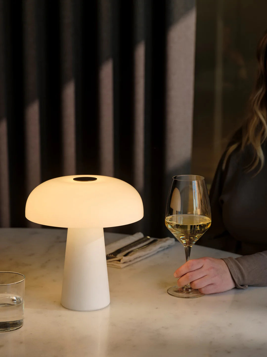 Glossy Mini Portable Bordlampe Hvid tændt på spisebord