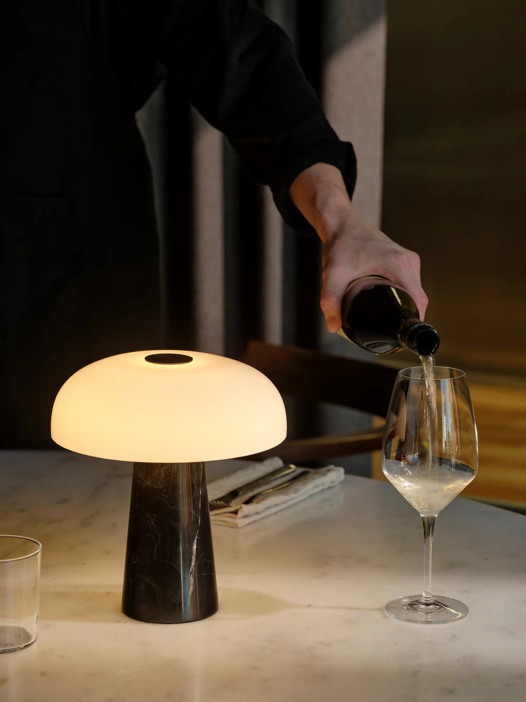 Glossy Mini Portable Bordlampe Sort oplyser vinmiddag