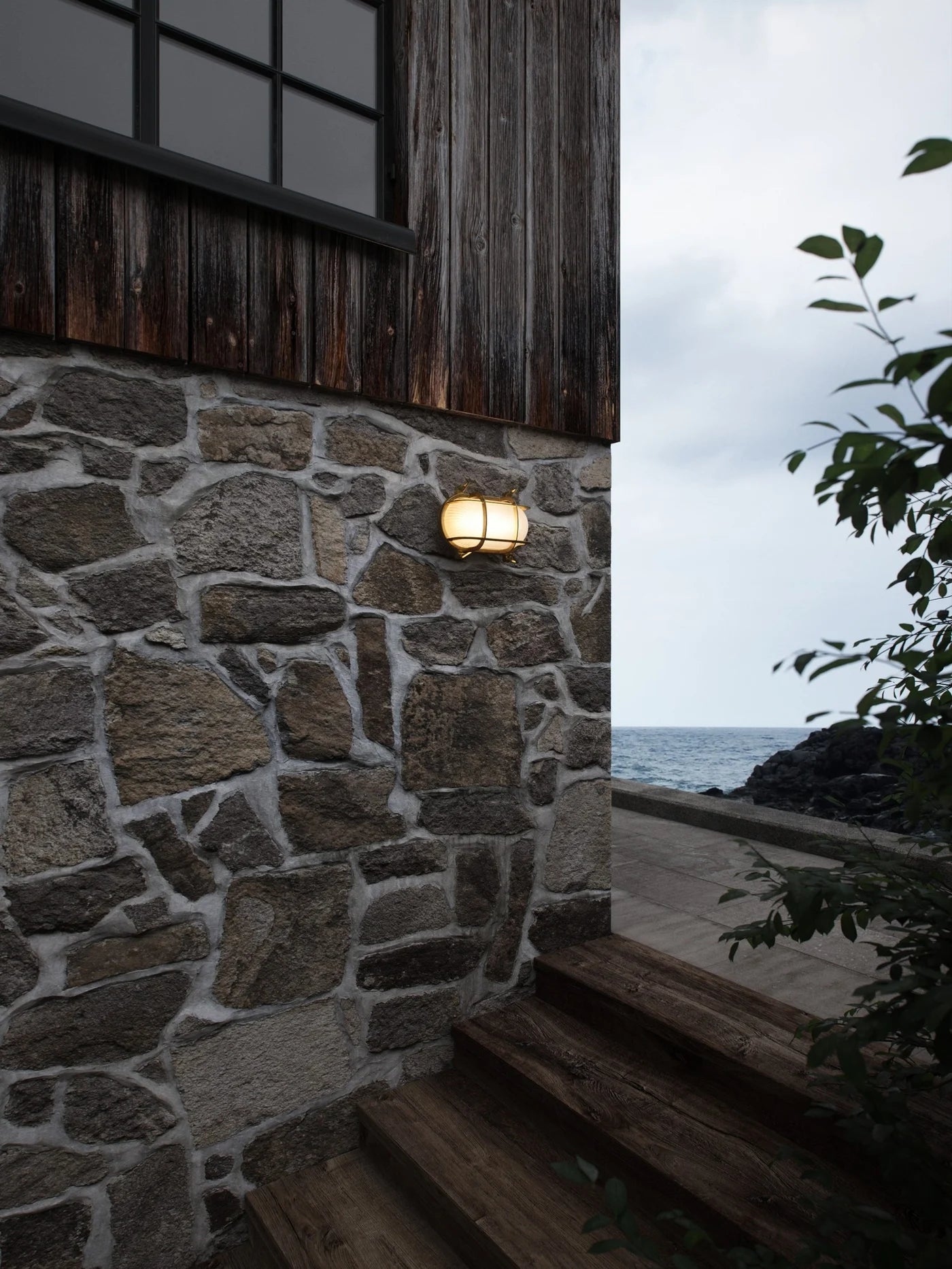 Nordlux Helford Seaside messing væglampe E27 IP64 med udsigt til havet