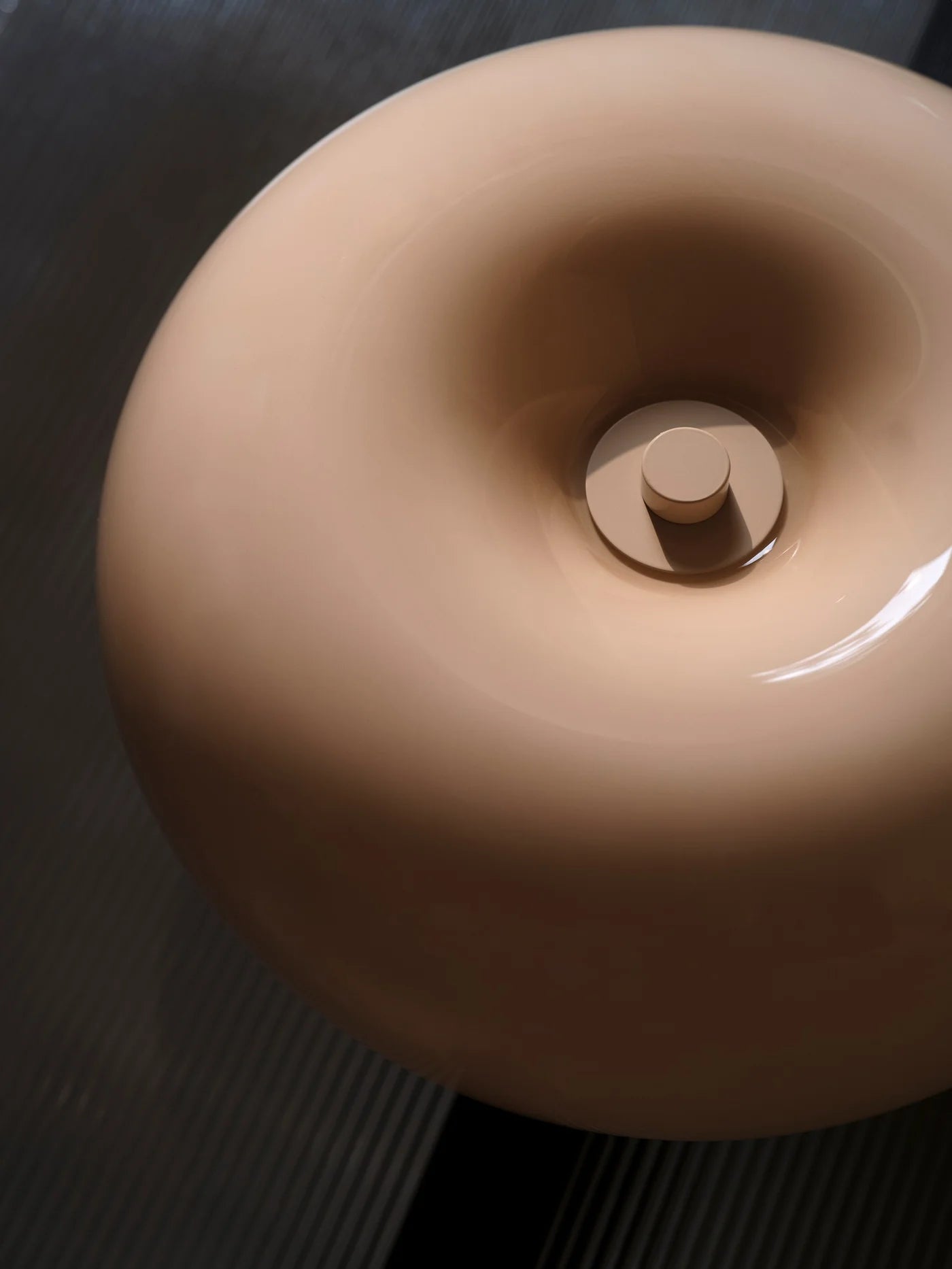 Zoomet helt ind på den elegante designet Malti Bordlampe i Beige