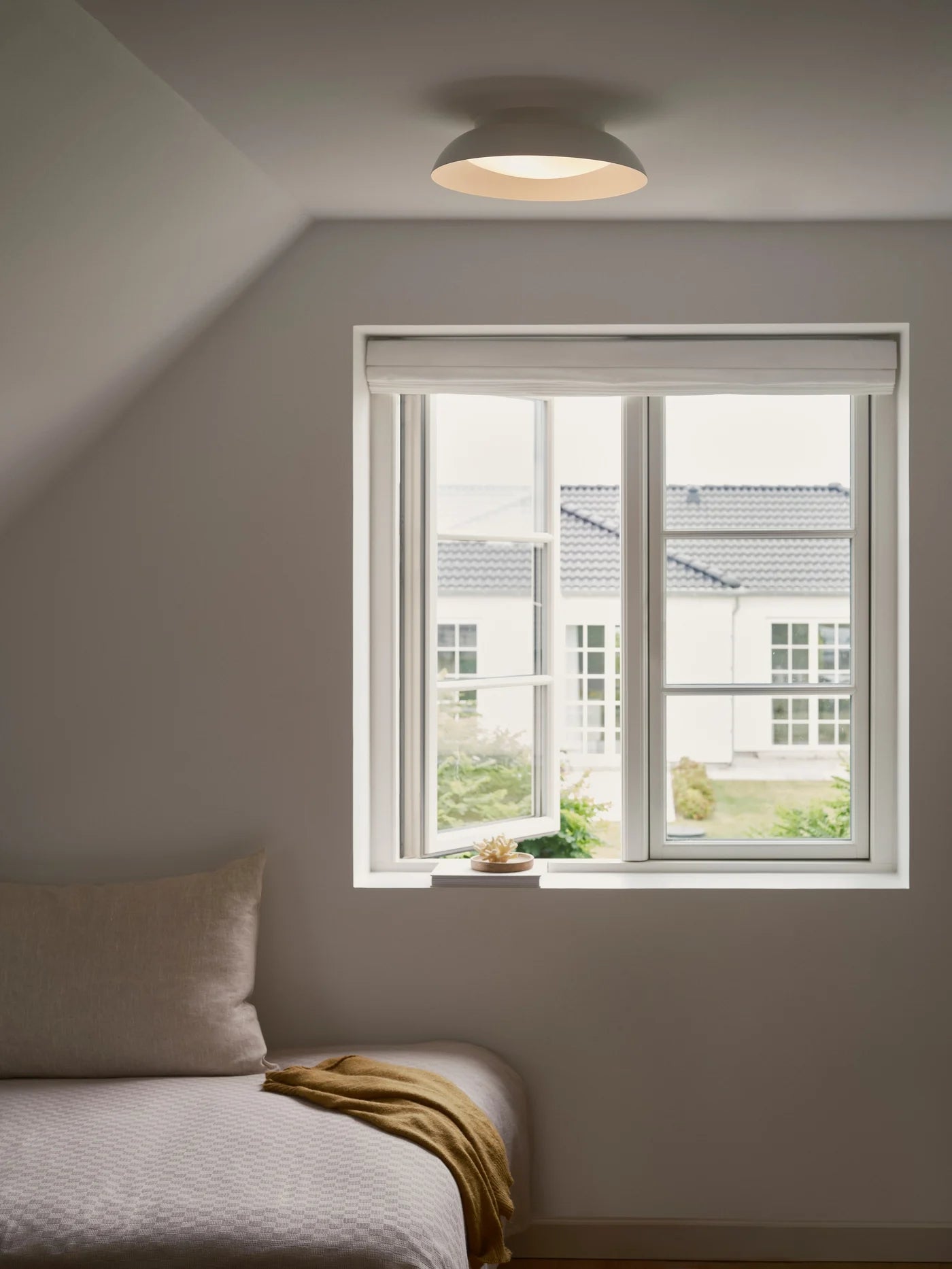 Den æstetiske Nivora Ø38 Loftlampe i Hvid hængt op på værelset for dens varme belysning
