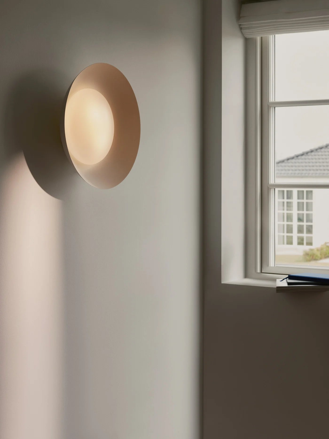 Den elegante Nivora Ø45 Loftlampe i Hvid hængt op på væggen for dens varme belysning