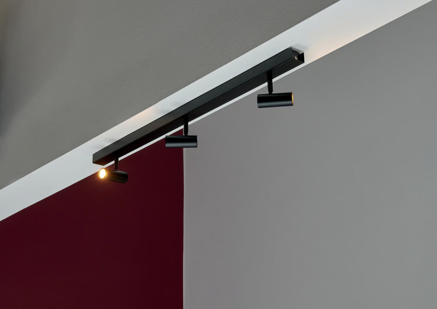Nordlux Omari 3-Spot sort installeret på loft