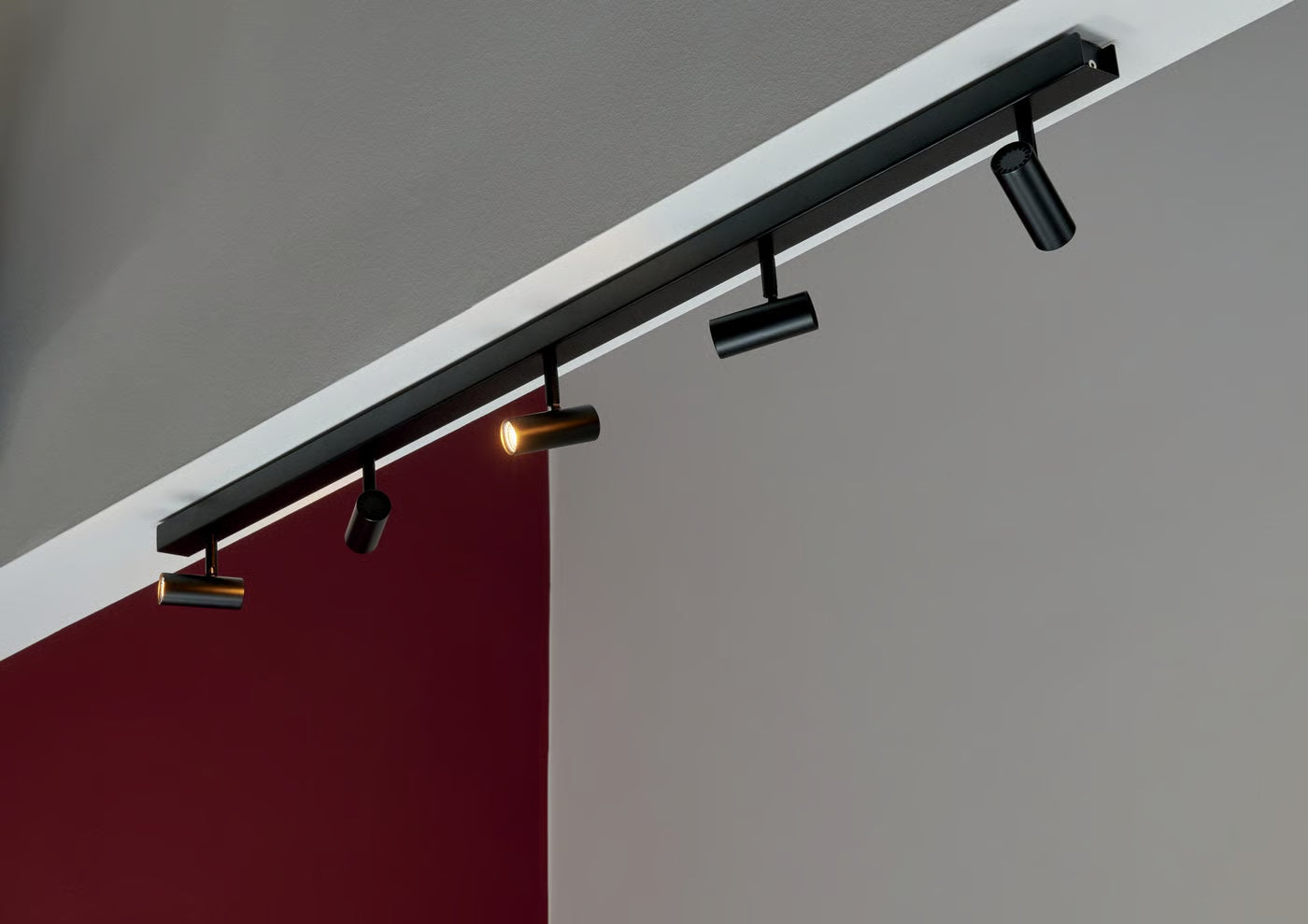 Nordlux Omari 5-Spot sort installeret på loft i hus