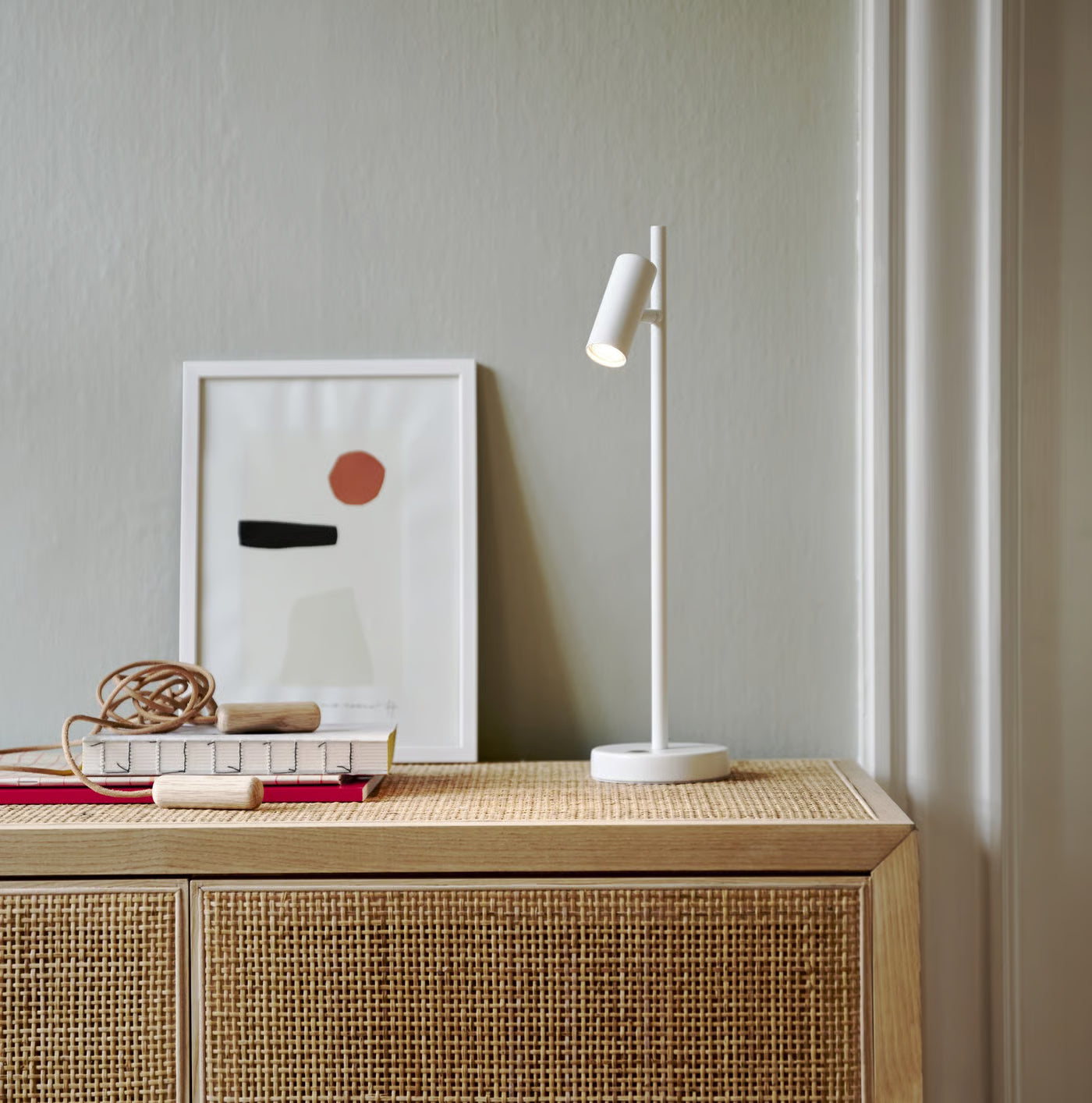 Nordlux Omari Bordlampe hvid på kiste