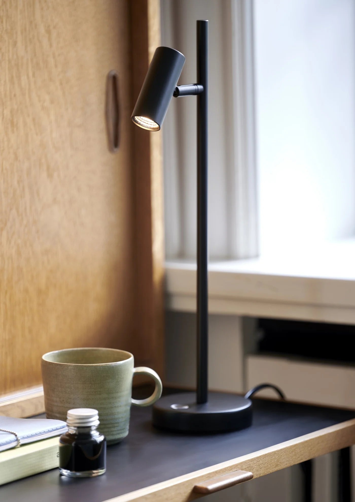 Nordlux Omari Bordlampe sort på arbejdsbord