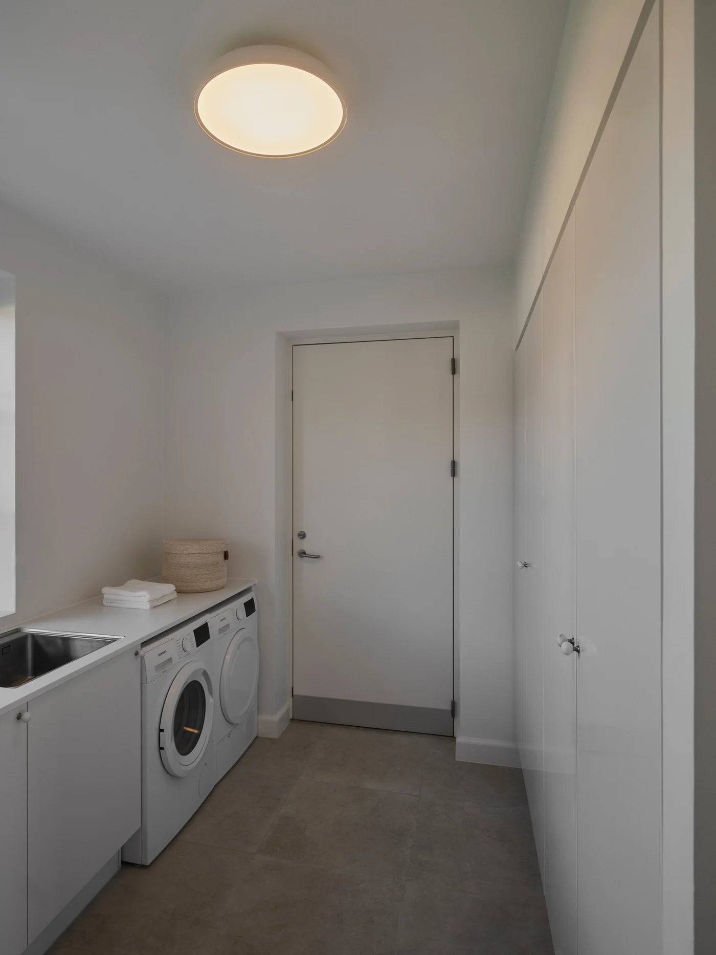 Den æstetiske Penelopa Ø42 Switch Dim Loftlampe i Hvid hængt op i gangen for dens varme belysning