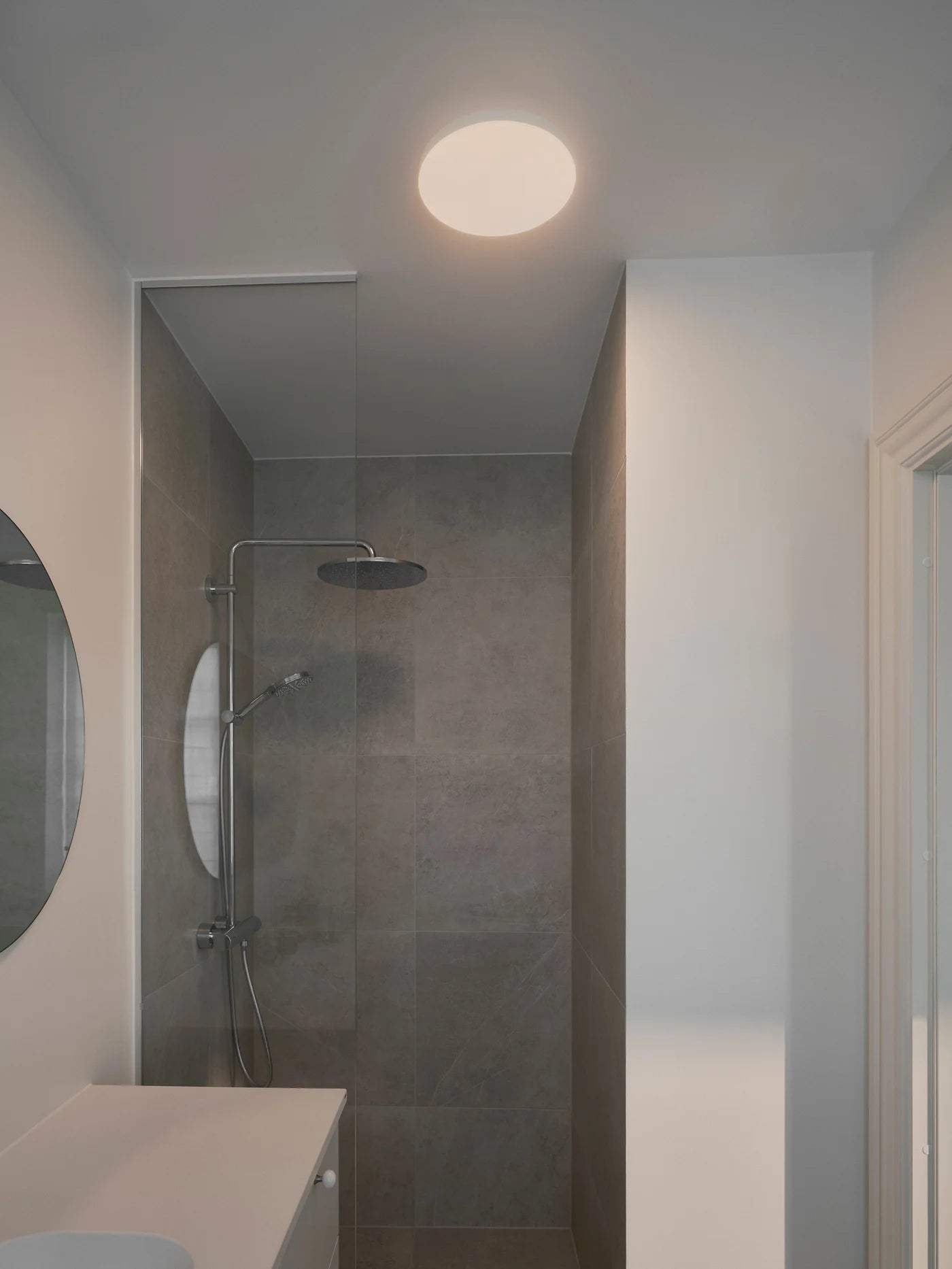 Den æstetiske Serenova Ø28 Loftlampe i Hvid hængt op på badeværelset for dens behagelige belysning 