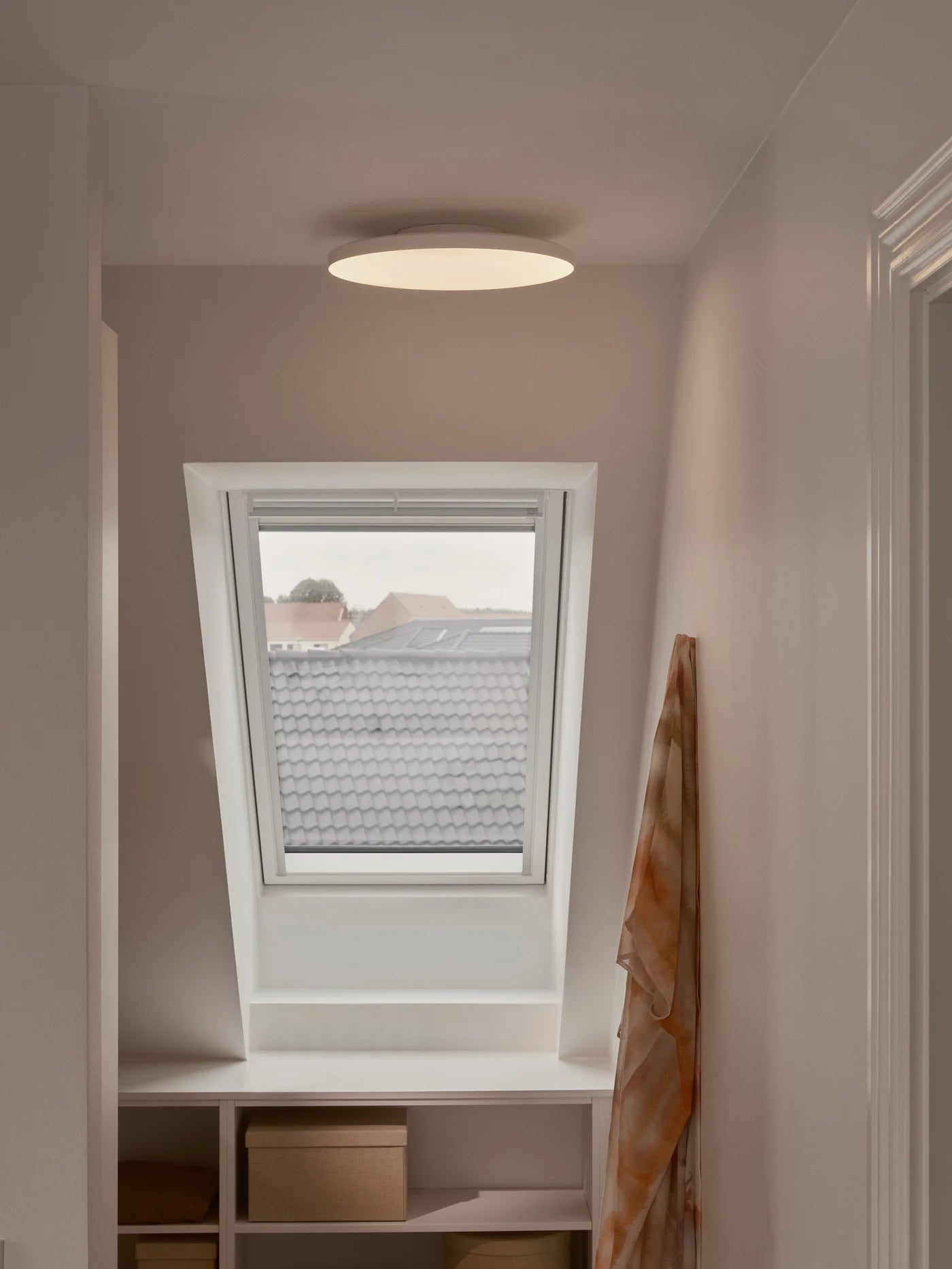 Den unikke designet Serenova Ø36 Loftlampe i Hvid hængt op i badeværelset for dens behagelige belysning