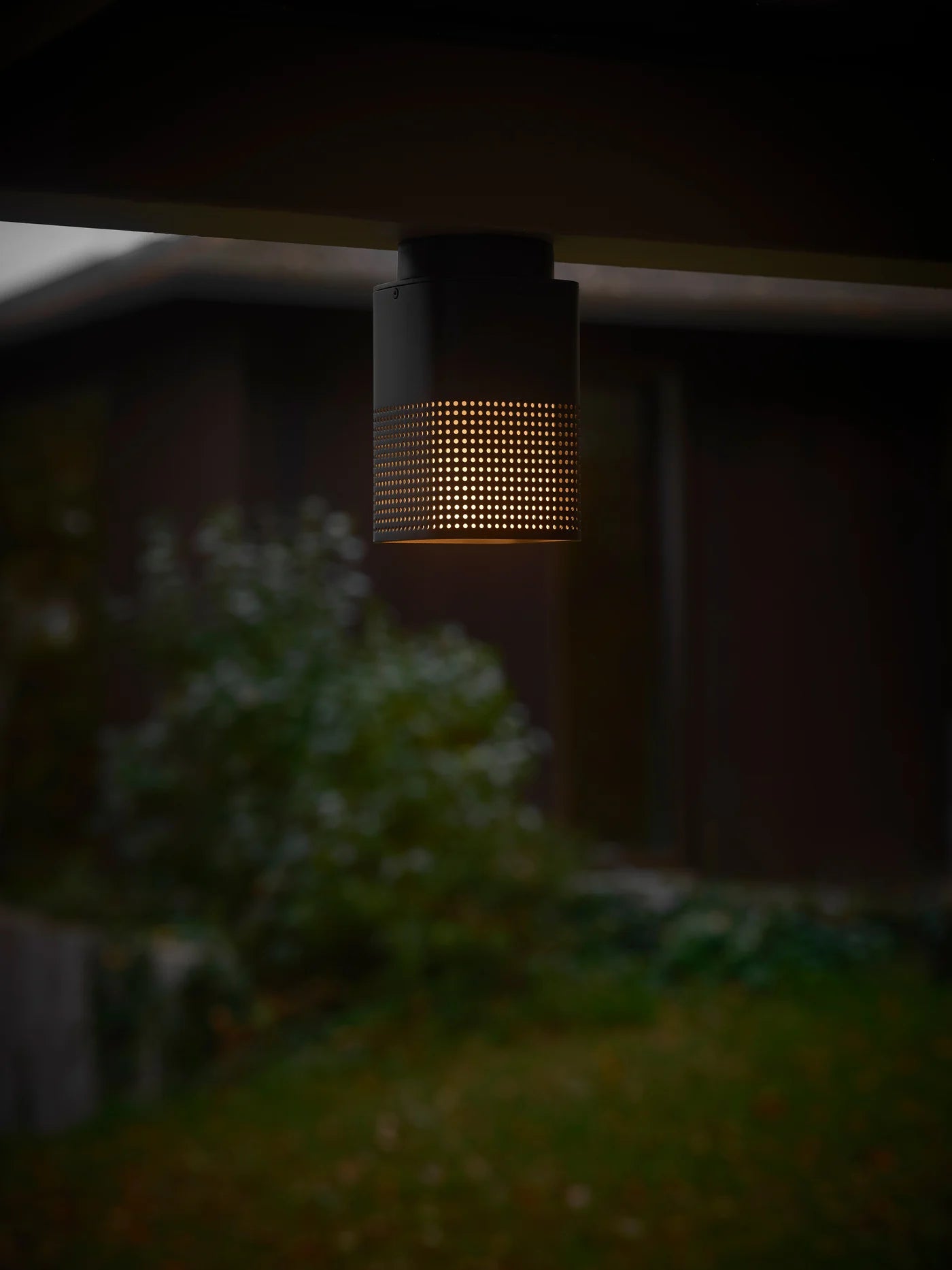 Den elegante designet Sidara Loftlampe Seaside i Sort hængt op udenfor