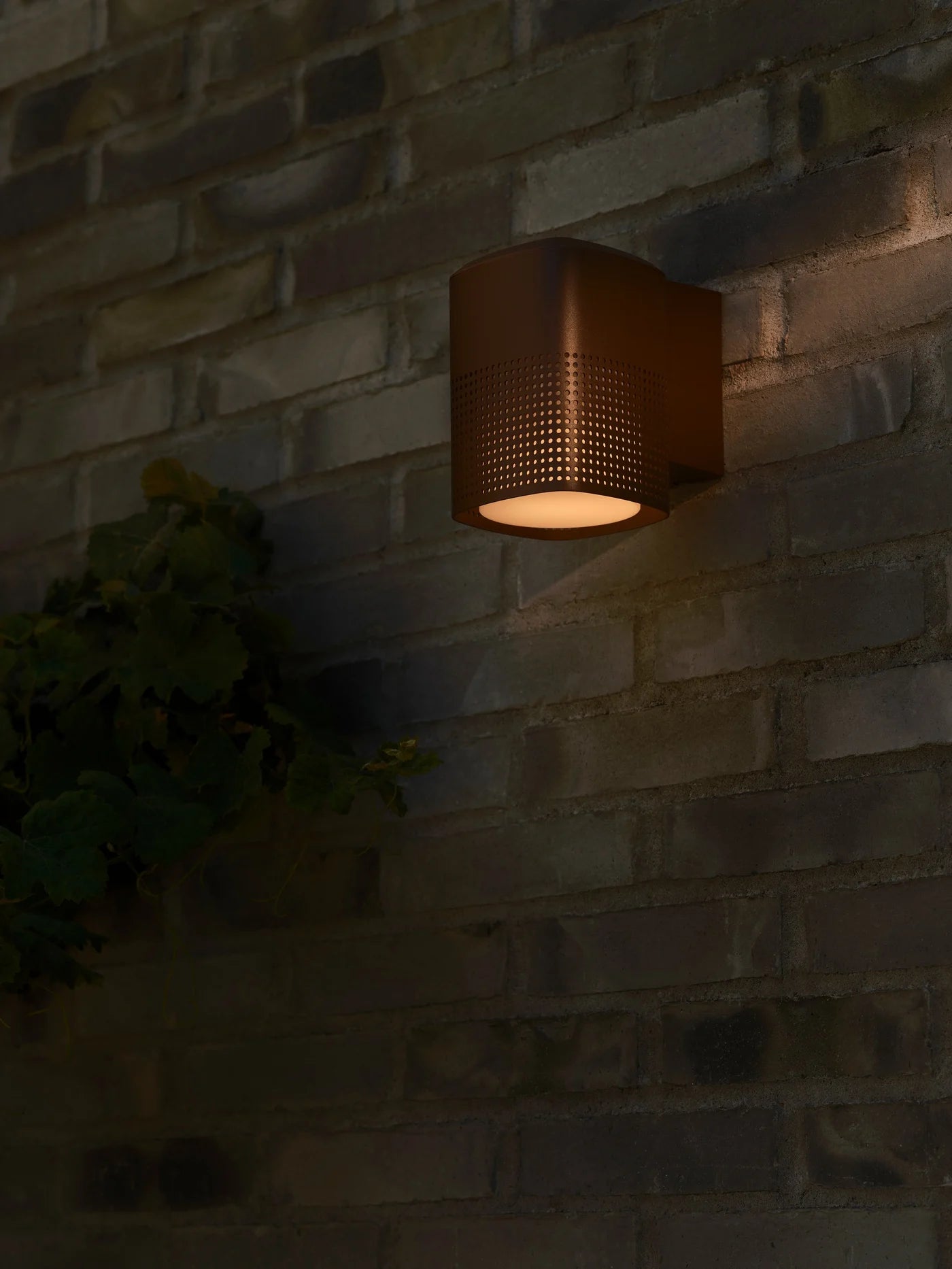 Den æstetiske Sidara Væglampe Seaside i Metallisk Brun med dens behagelige belysning