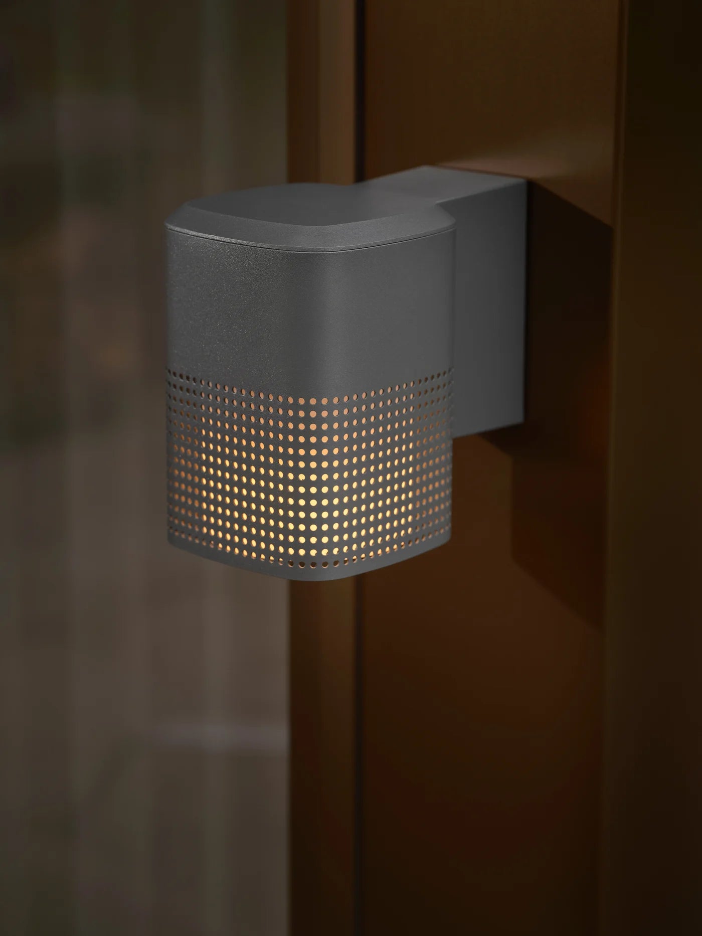 Zoomet helt ind på den unikke designet Sidara Væglampe Seaside i Antracit