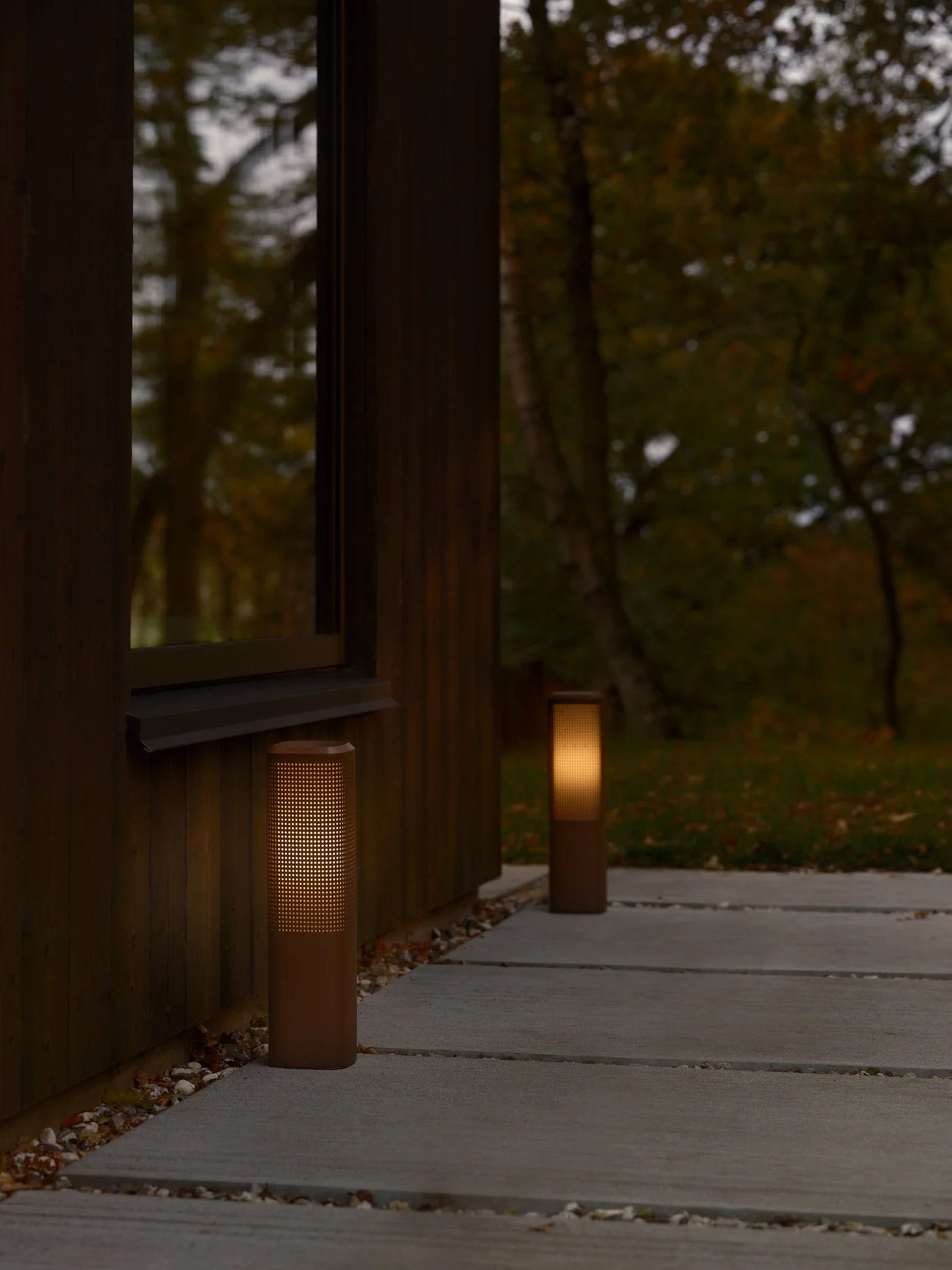 Den elegante designet Sidara 45 Havelampe Seaside i Metallisk Brun placeret udenfor for dens behagelige belysning