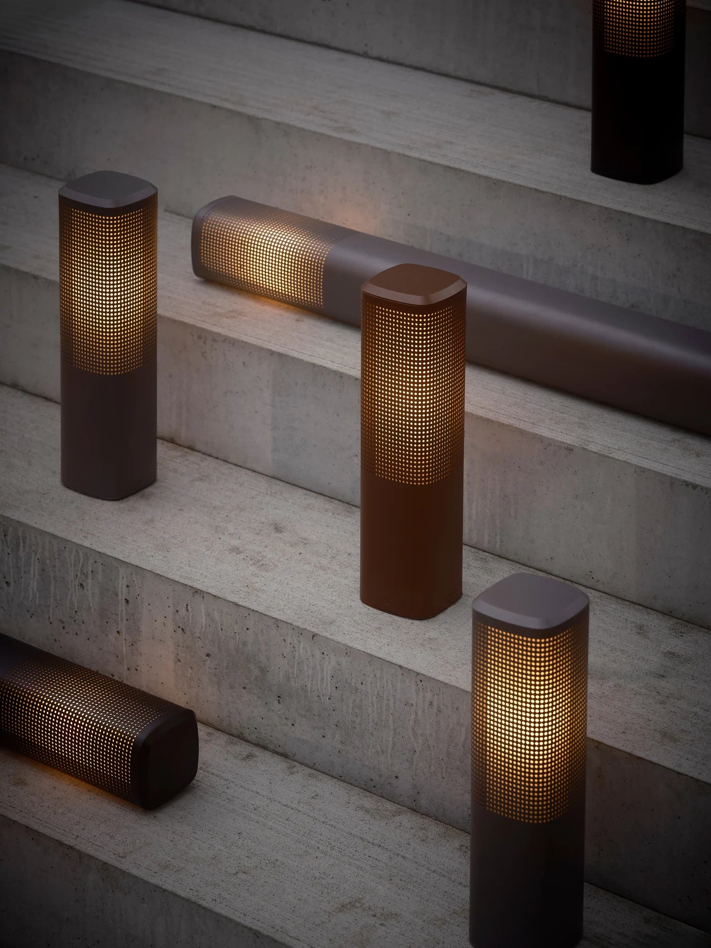 De unikke farve varianter af Sidara 45 Havelampe Seaside placeret på en trappe