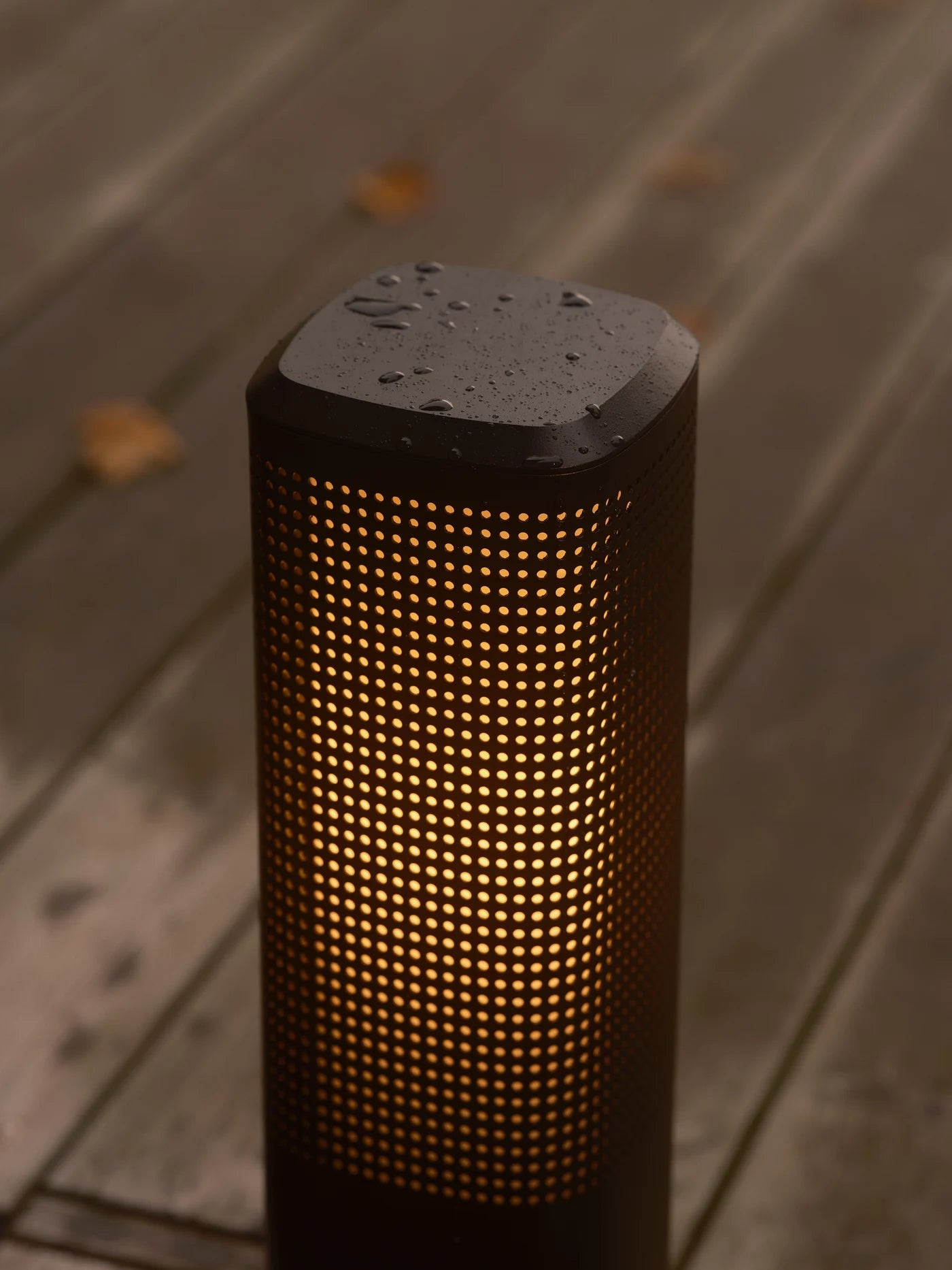 Zoomet ind på den unikke holdbare lampeskærm fra Sidara 95 Havelampe Seaside i Sort placeret udenfor