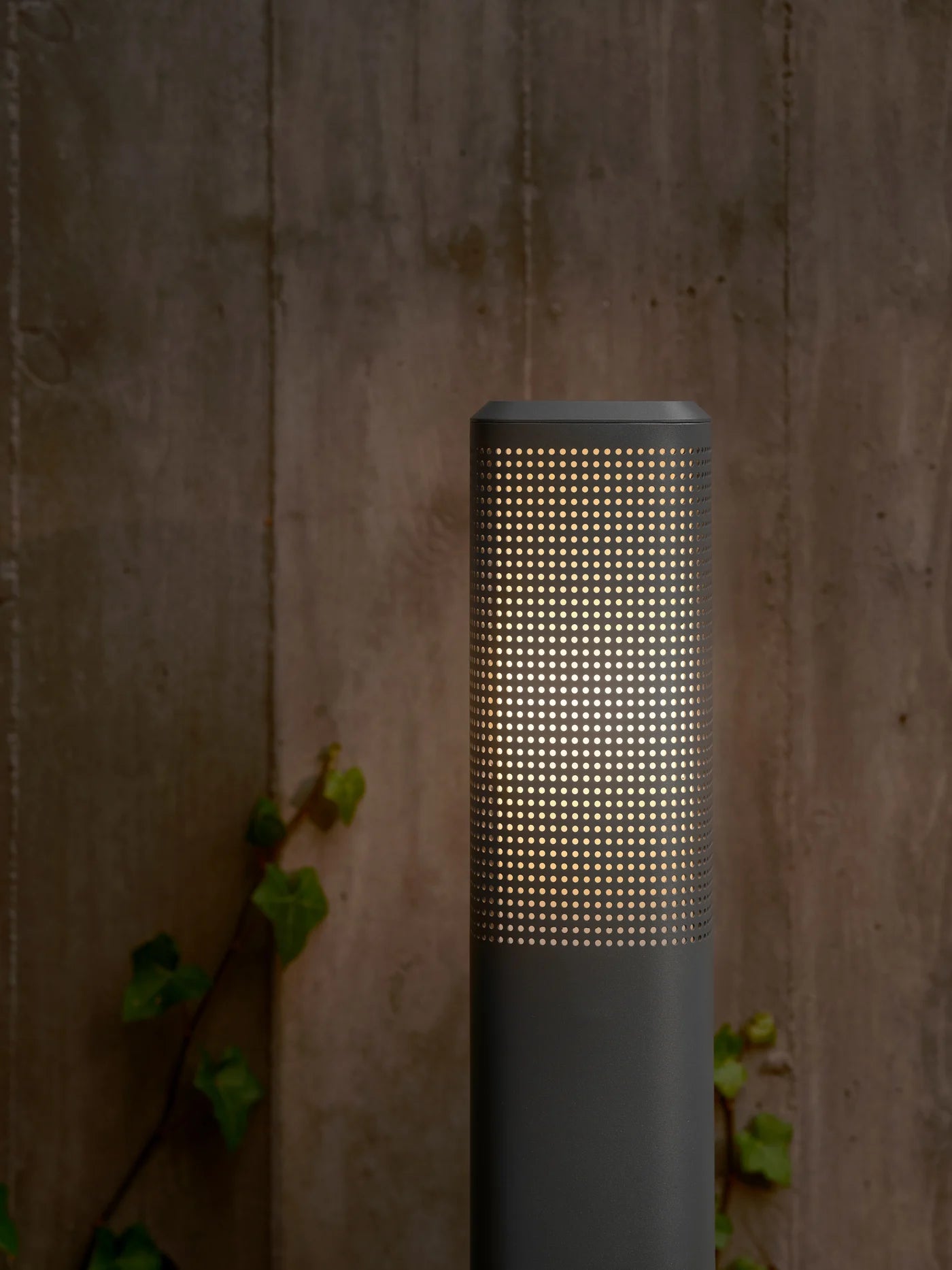 Den æstetiske designet Sidara 95 Havelampe Seaside i Antracit placeret udenfor