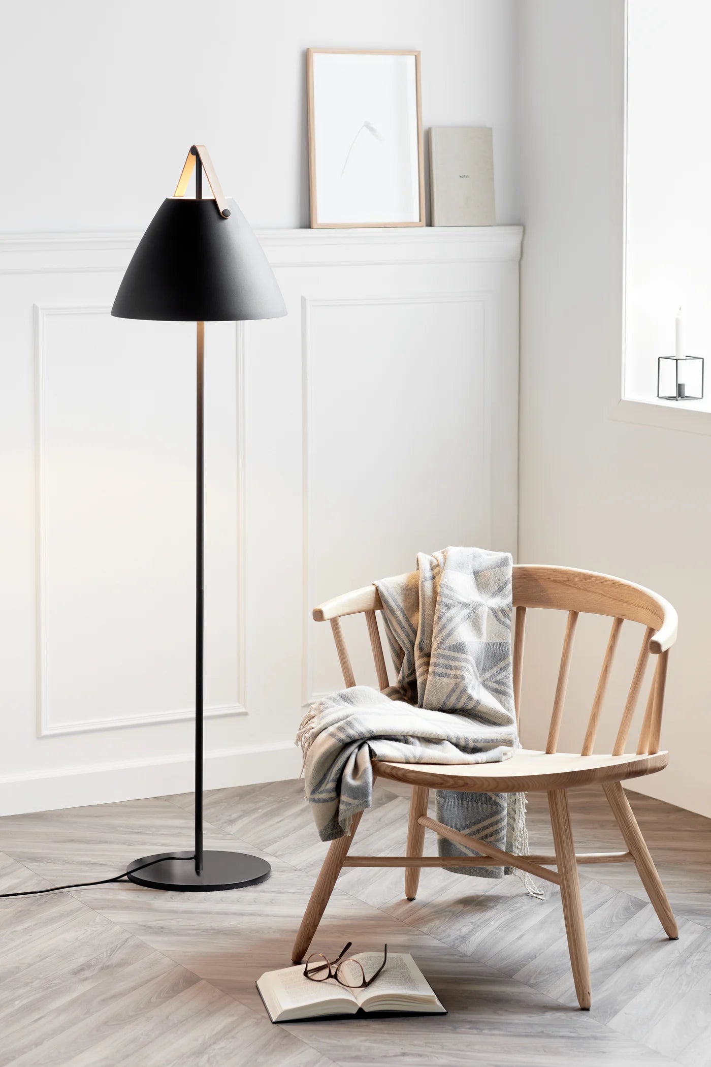 Strap Gulvlampe Sort